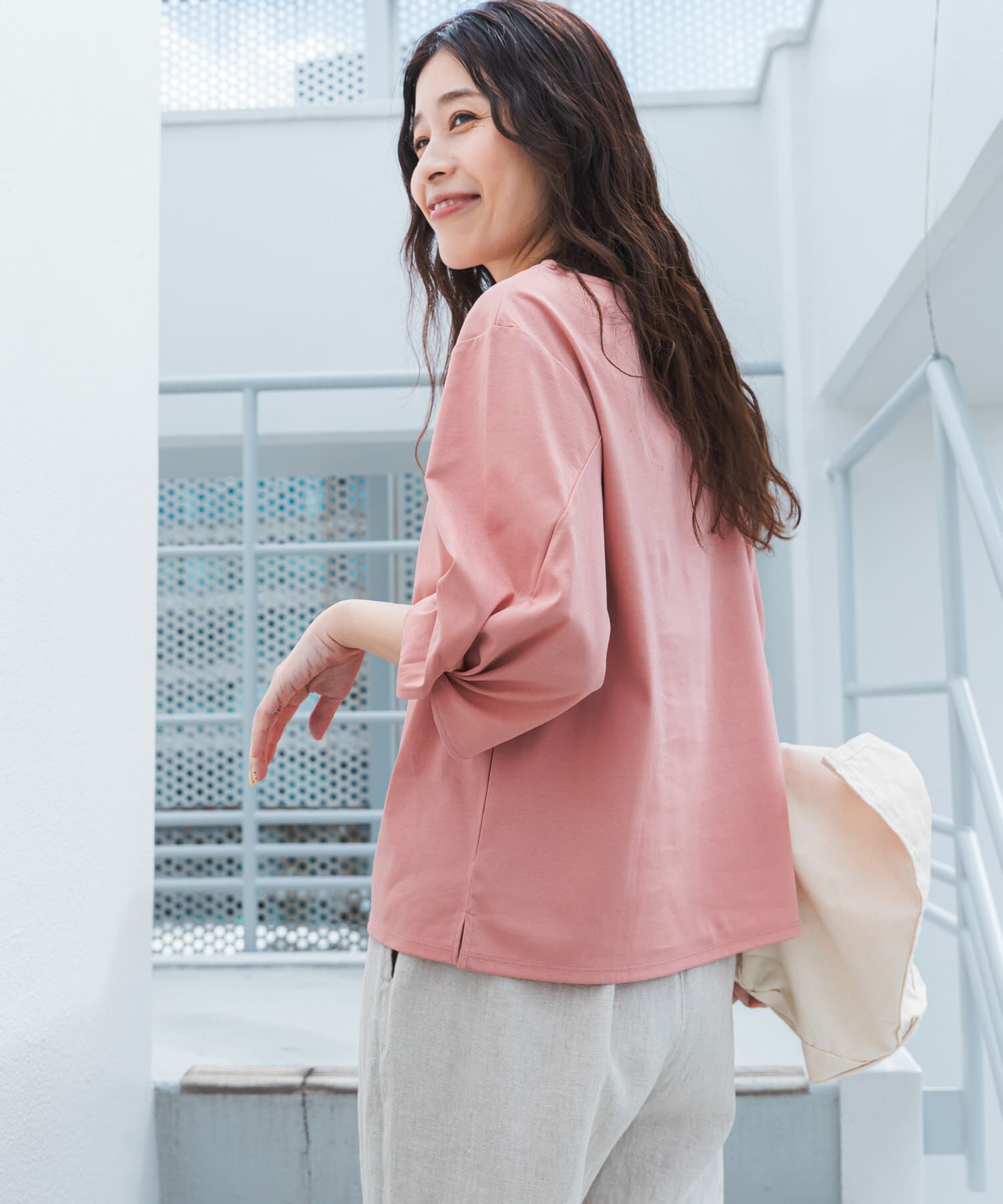 URBAN RESEARCH DOORS「『仁村紗和さん着用』『UR TECH』サマシェアツイストスリーブプルオーバー」|Tシャツ・カットソー|