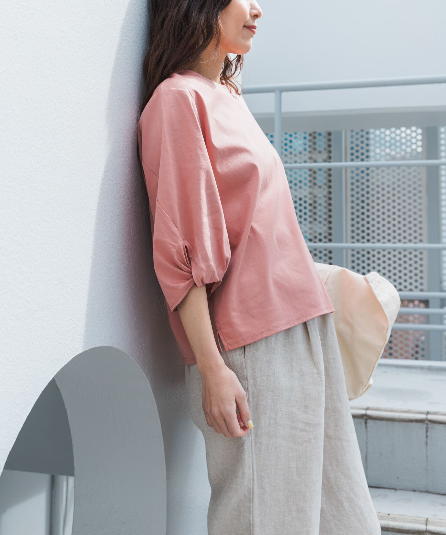 URBAN RESEARCH DOORS「『仁村紗和さん着用』『UR TECH』サマシェアツイストスリーブプルオーバー」|Tシャツ・カットソー|