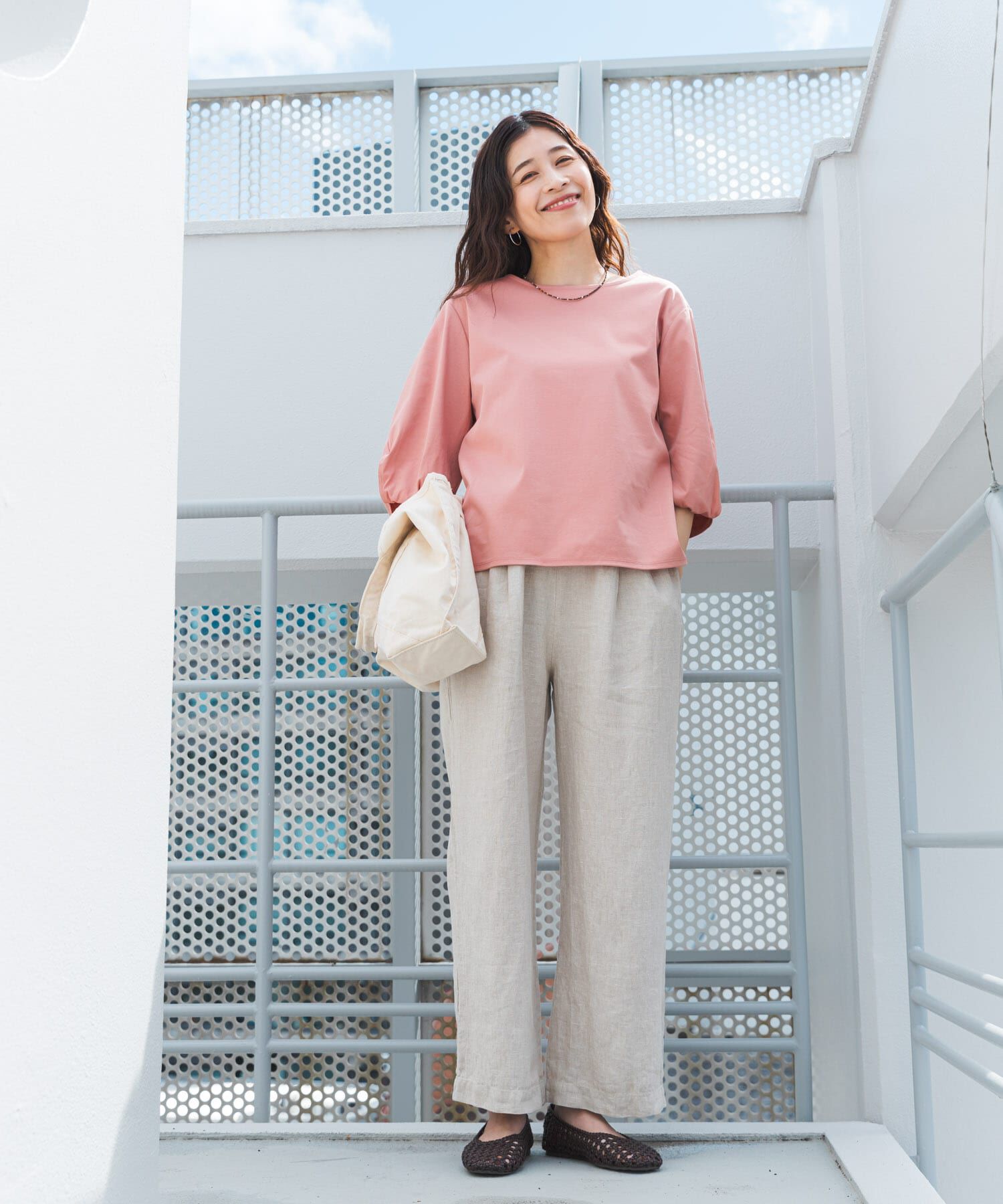 URBAN RESEARCH DOORS「『仁村紗和さん着用』『UR TECH』サマシェアツイストスリーブプルオーバー」|Tシャツ・カットソー|