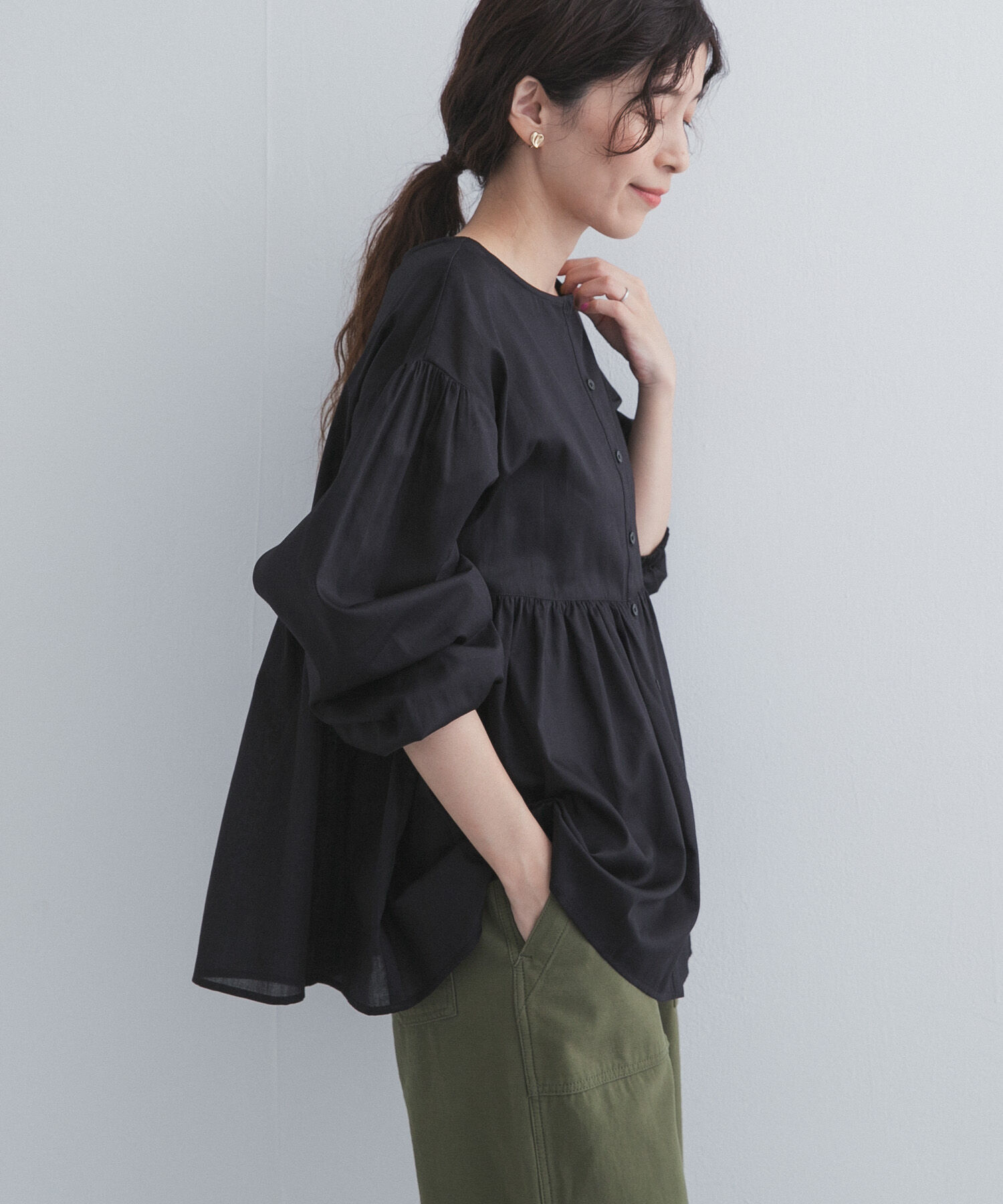 URBAN RESEARCH DOORS「コットンツイル2WAYギャザーブラウス」|シャツ・ブラウス|