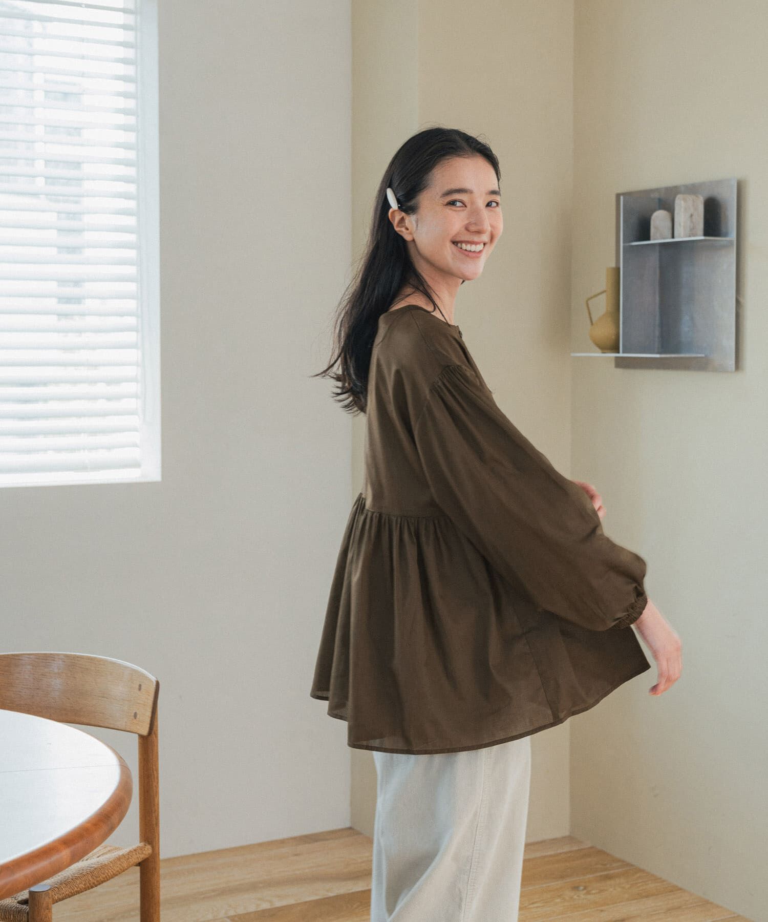 URBAN RESEARCH DOORS「コットンツイル2WAYギャザーブラウス」|シャツ・ブラウス|