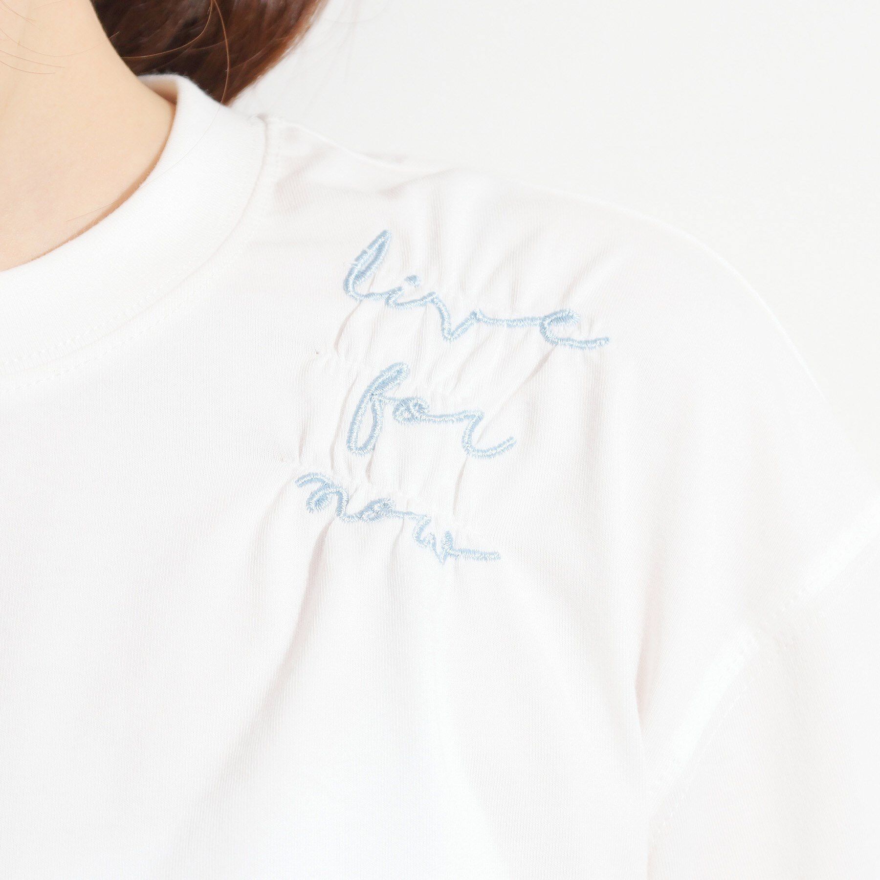 SHOO･LA･RUE「【ひんやり】大人のカジュアルスタイルに レタリング刺繍Tシャツ」|Tシャツ・カットソー|