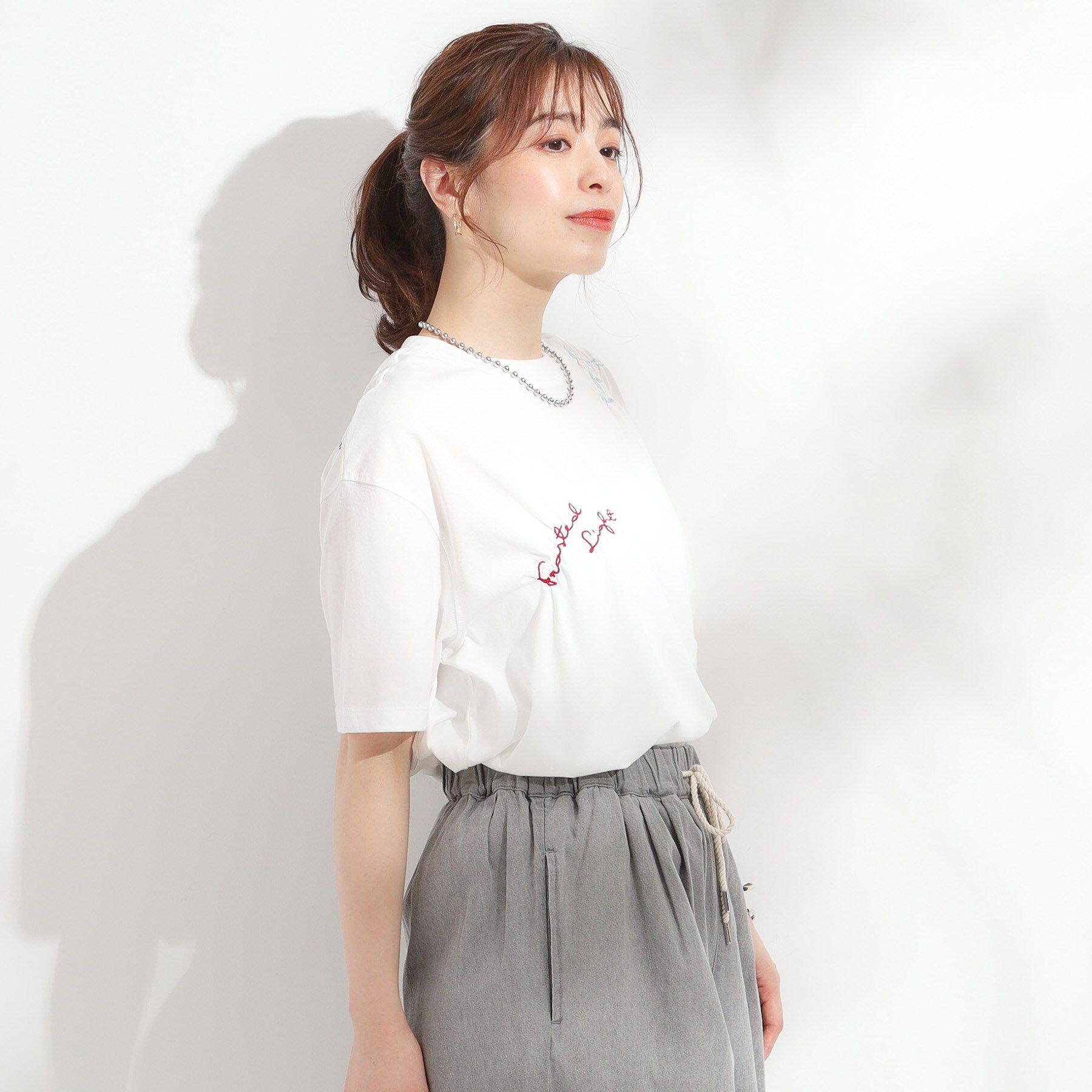 SHOO･LA･RUE「【ひんやり】大人のカジュアルスタイルに レタリング刺繍Tシャツ」|Tシャツ・カットソー|