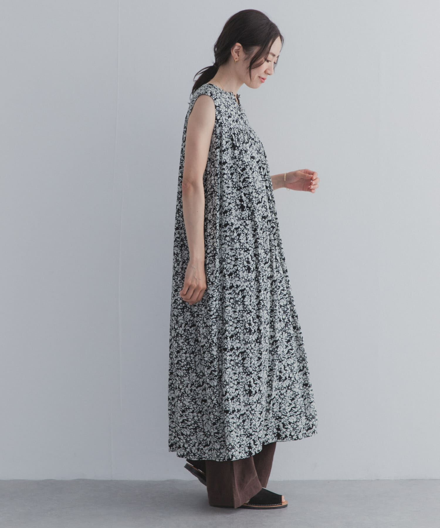 URBAN RESEARCH DOORS「フラワープリントノースリーブワンピース」|ワンピース|