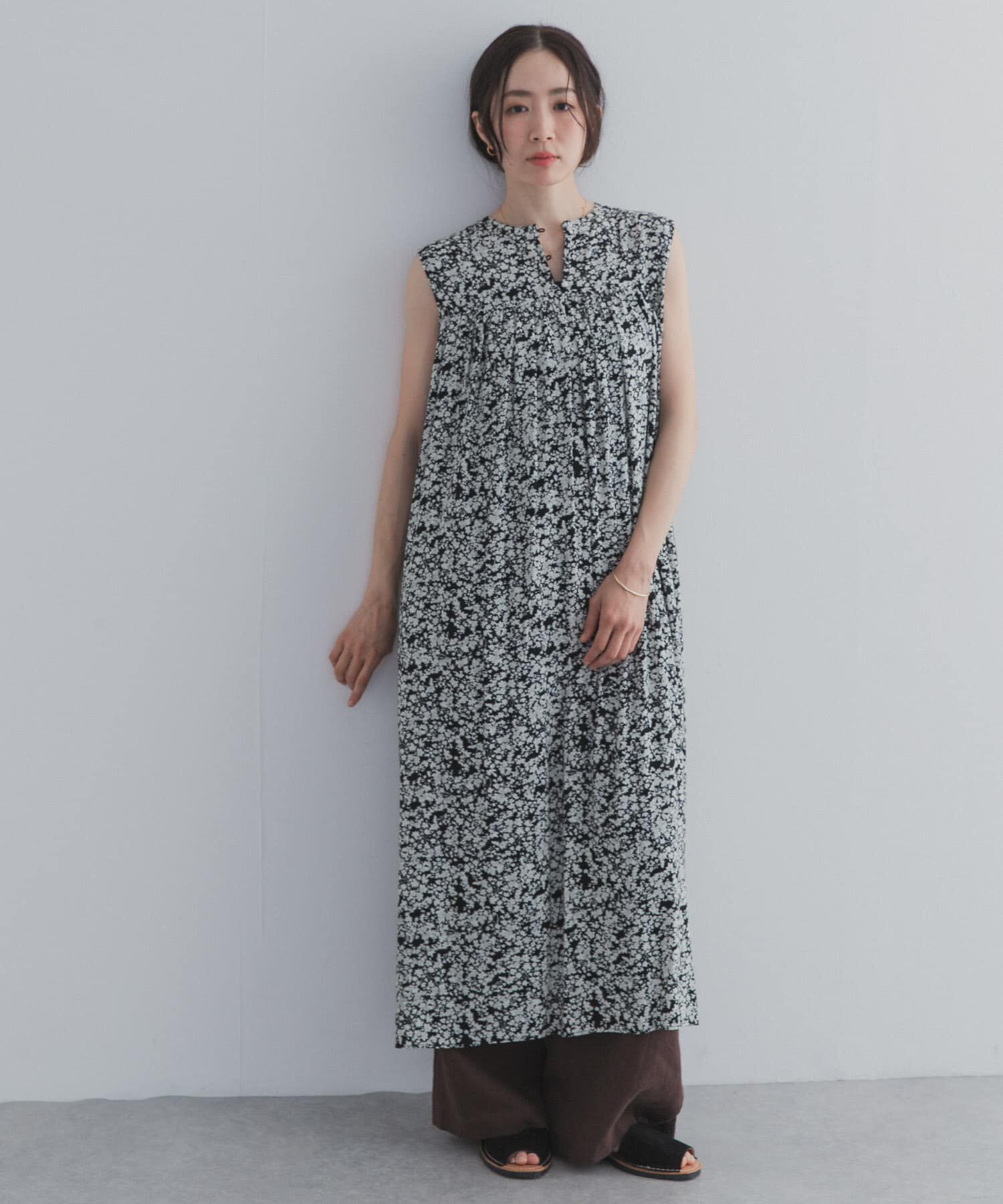 URBAN RESEARCH DOORS「フラワープリントノースリーブワンピース」|ワンピース|