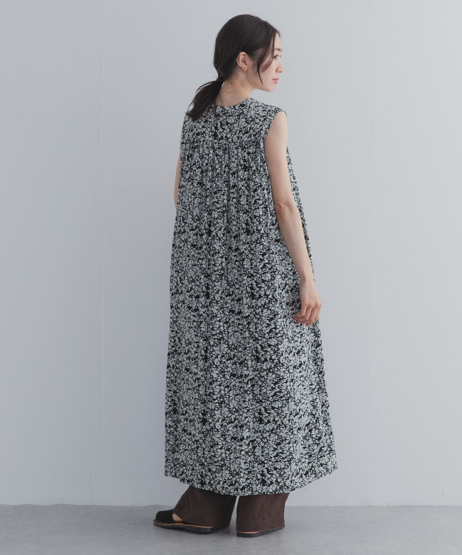 URBAN RESEARCH DOORS「フラワープリントノースリーブワンピース」|ワンピース|