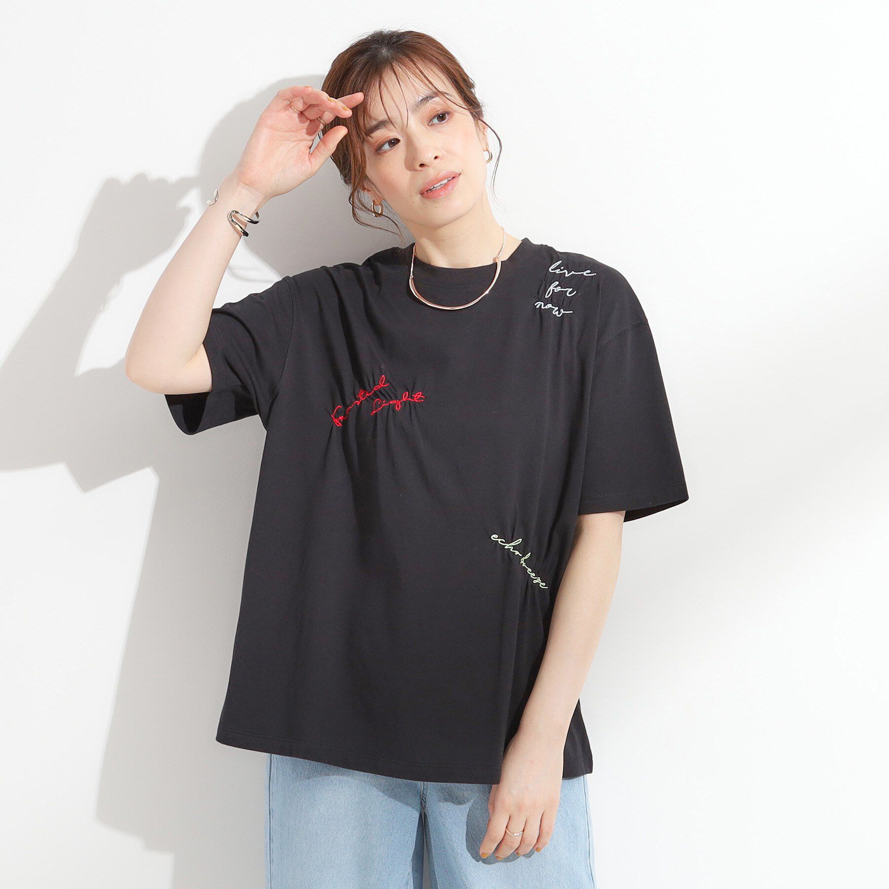 SHOO･LA･RUE「【ひんやり】大人のカジュアルスタイルに レタリング刺繍Tシャツ」|Tシャツ・カットソー|