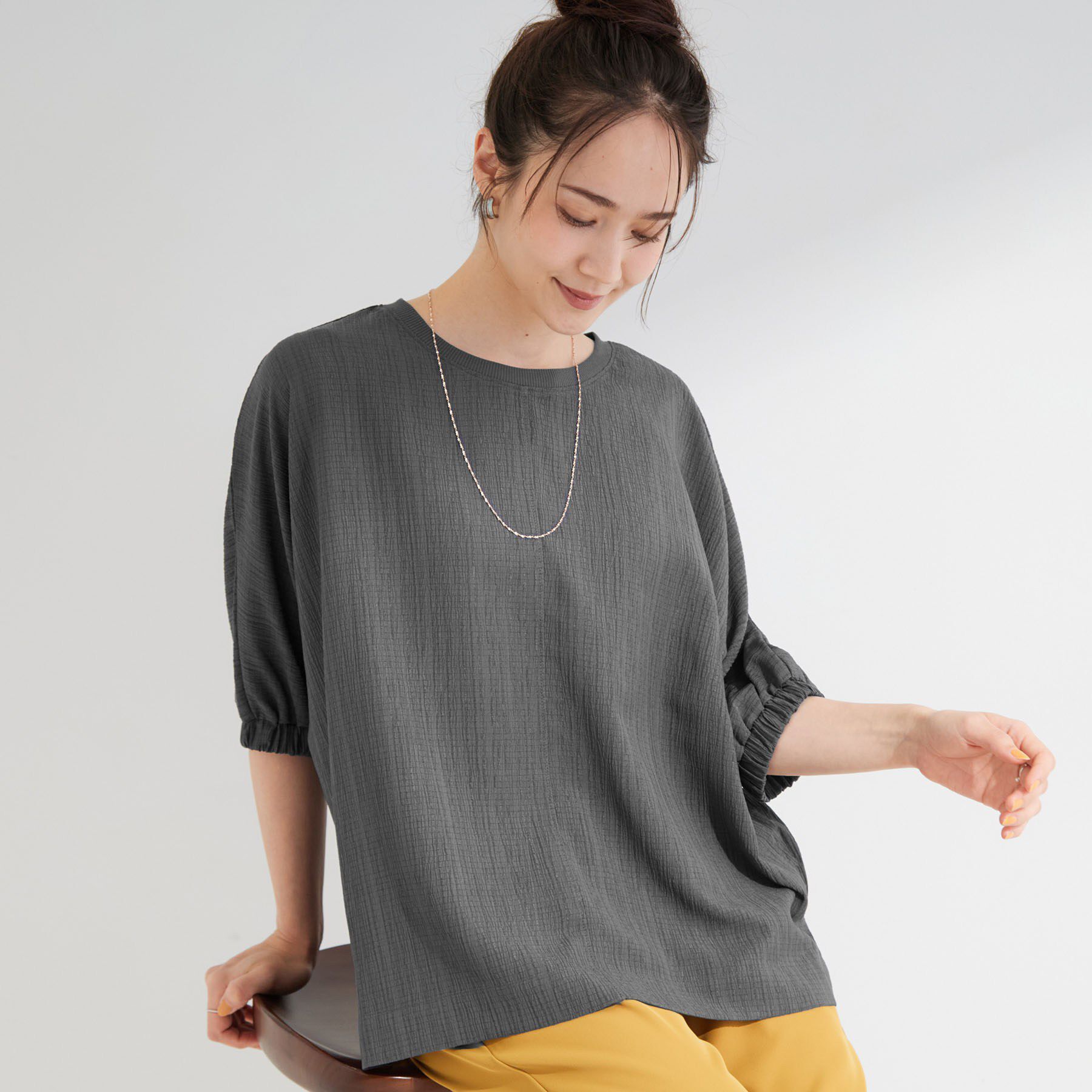 SHOO･LA･RUE「【インせず着られる/洗濯後しわになりにくい】シボシボドルマンブラウス」|シャツ・ブラウス|チャコールグレー(0