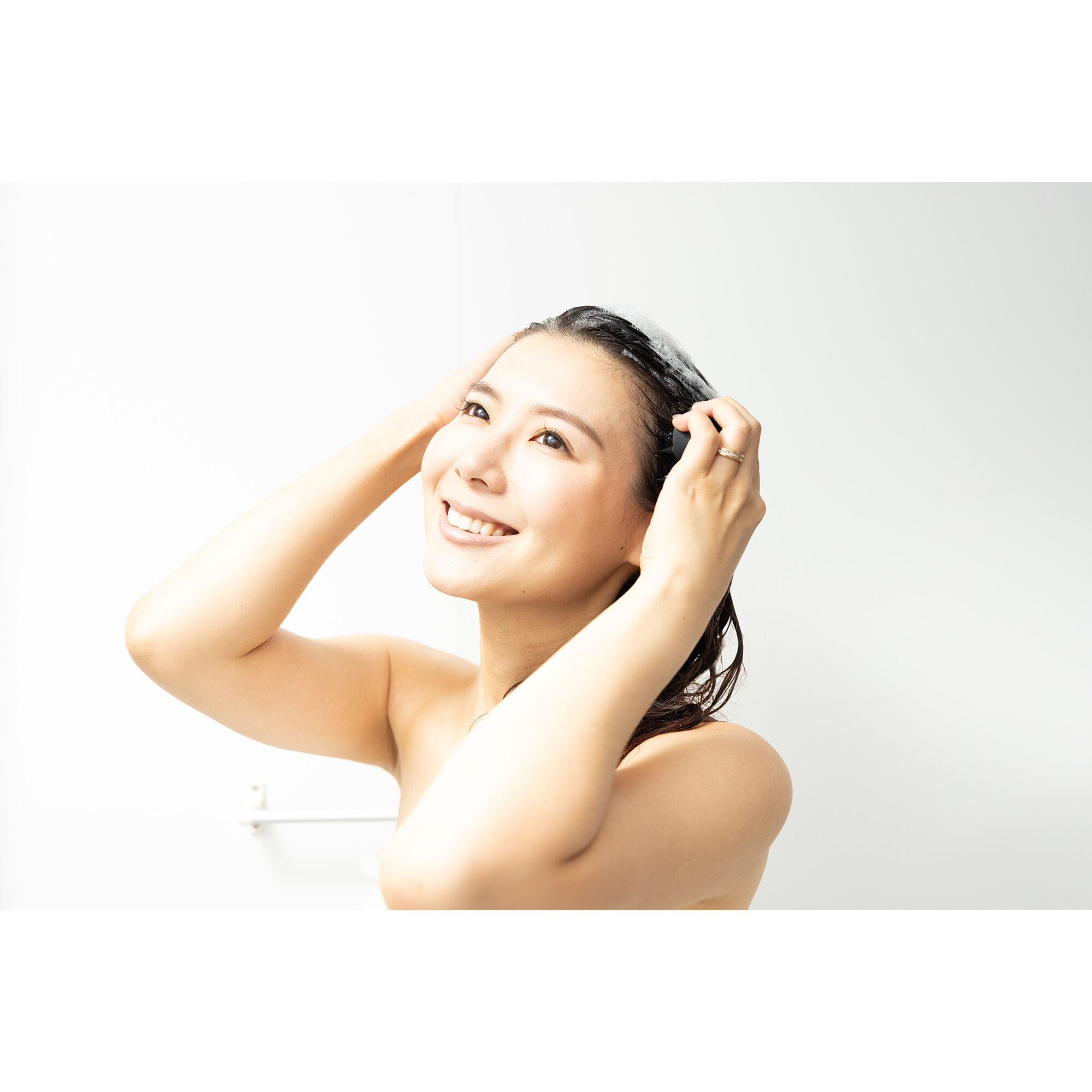  「原末石鹸 G-ZERO COIL MICROCURRENT ION SHAMPOO BRUSH 1個」|コスメ雑貨|