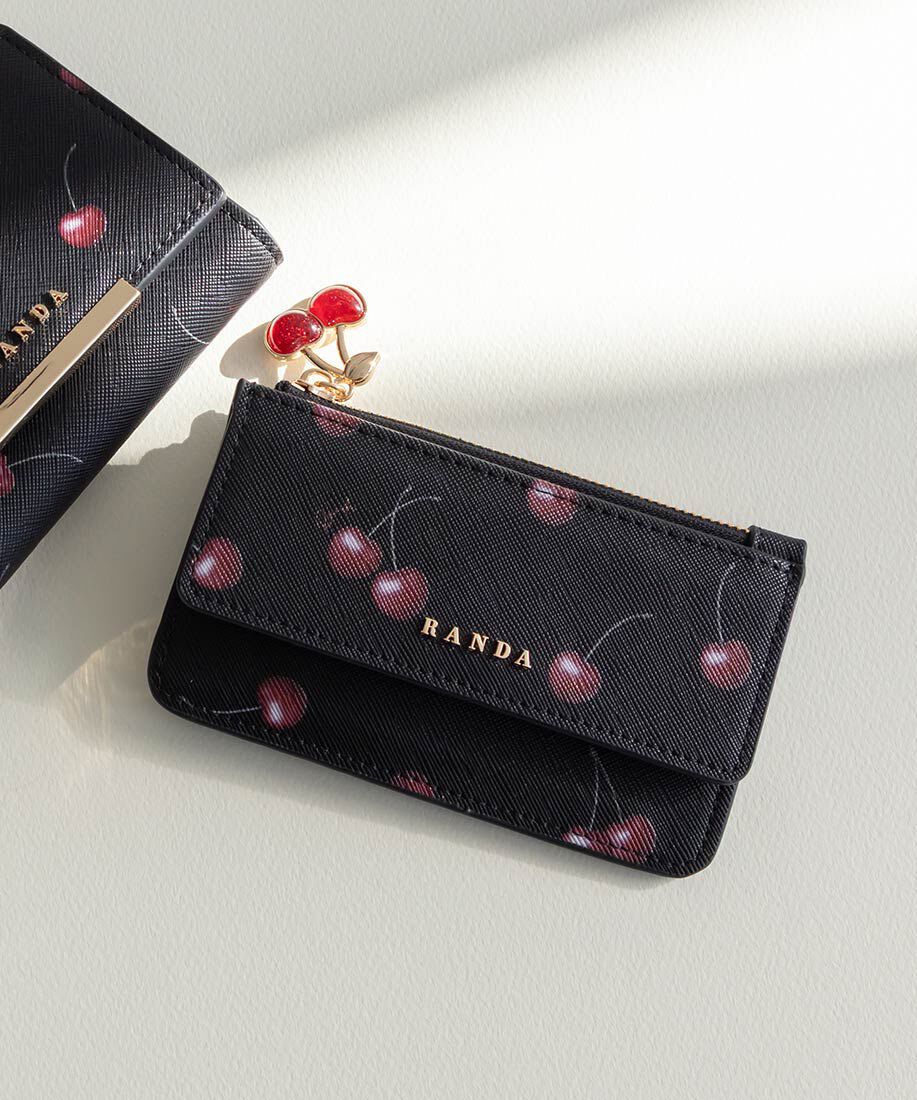  「【Cherry＆Strawberry】チャーム付きフラップフラグメントケース」|名刺入れ・カードケース|ブラック チェリー