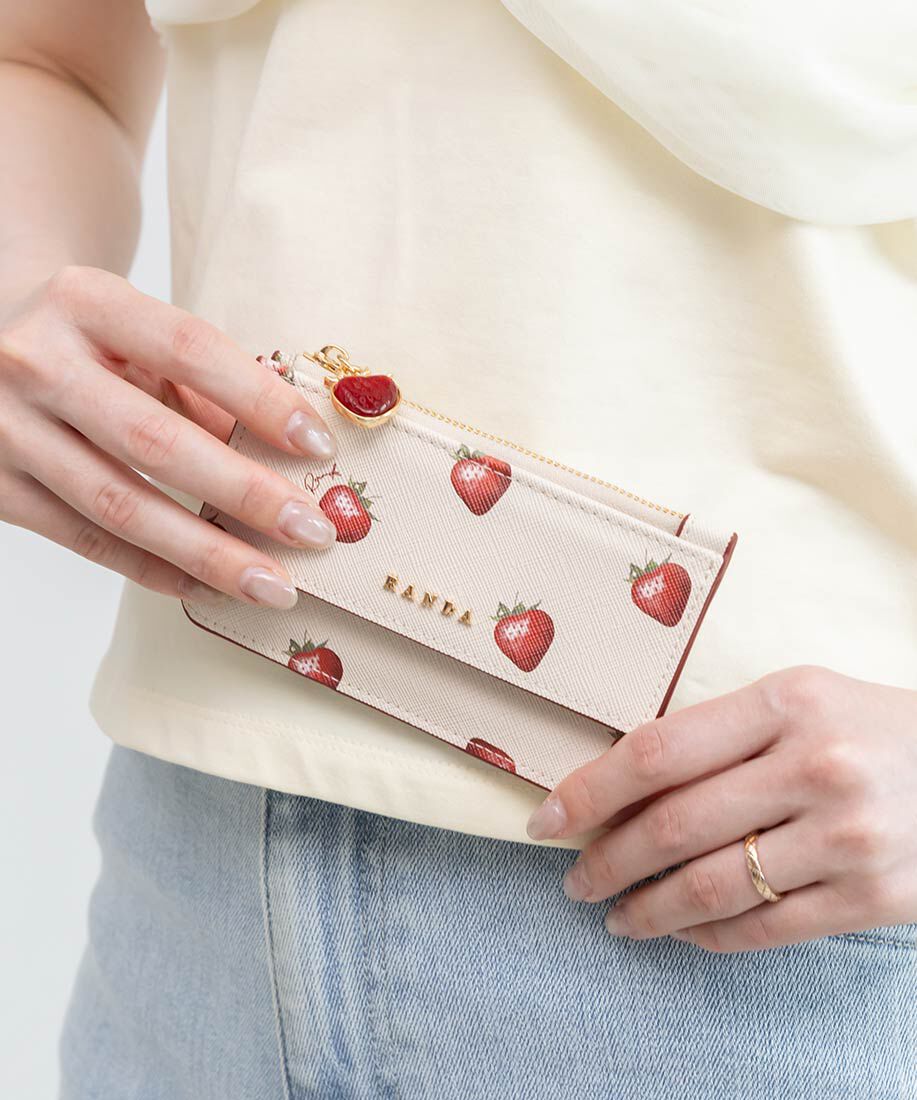  「【Cherry＆Strawberry】チャーム付きフラップフラグメントケース」|名刺入れ・カードケース|ｱｲﾎﾞﾘｰ/ｽﾄﾛﾍﾞﾘｰ