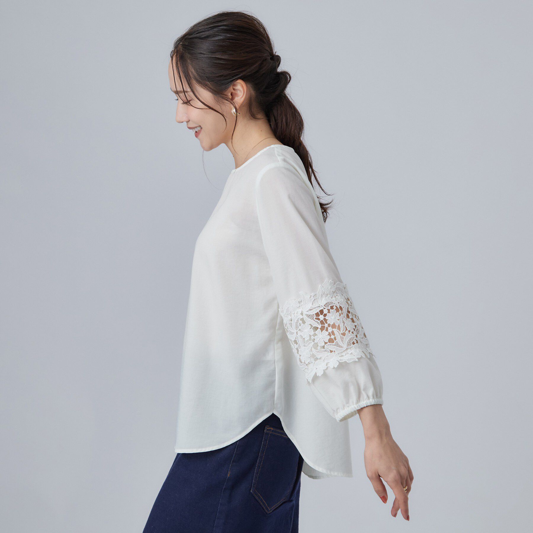 SHOO･LA･RUE「【洗濯機可/S-LL/洗濯後しわになりにくい】お袖レースデザインブラウス」|シャツ・ブラウス|