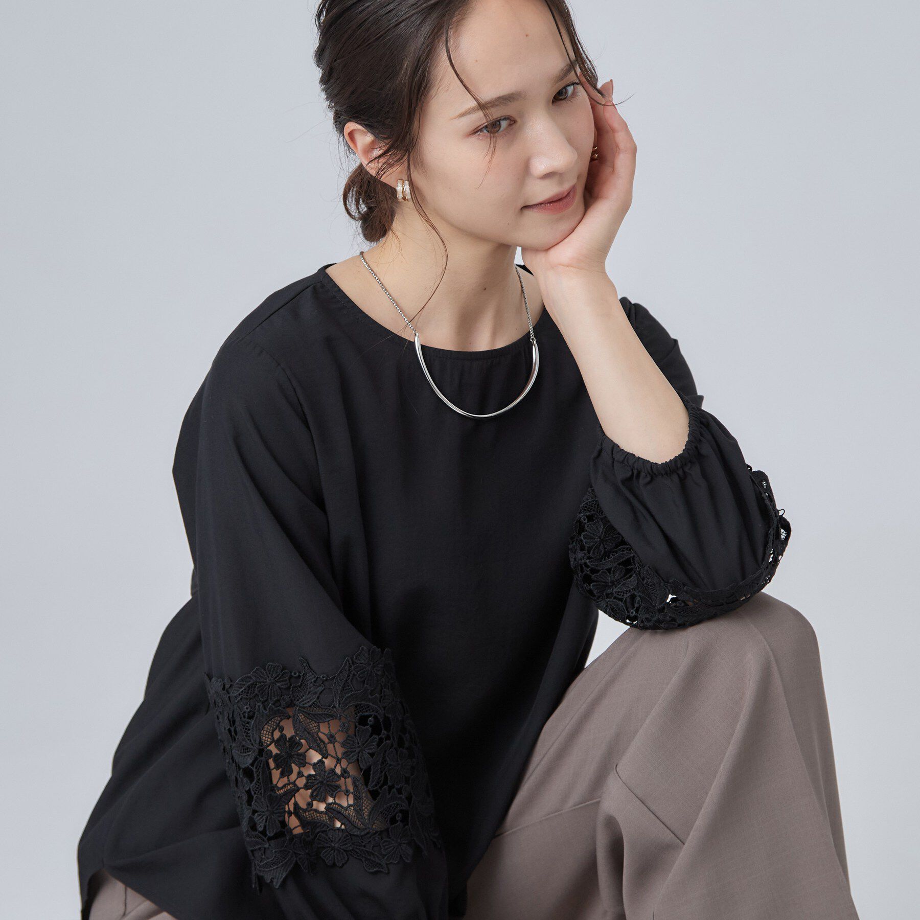 SHOO･LA･RUE「【洗濯機可/S-LL/洗濯後しわになりにくい】お袖レースデザインブラウス」|シャツ・ブラウス|ブラック(019)