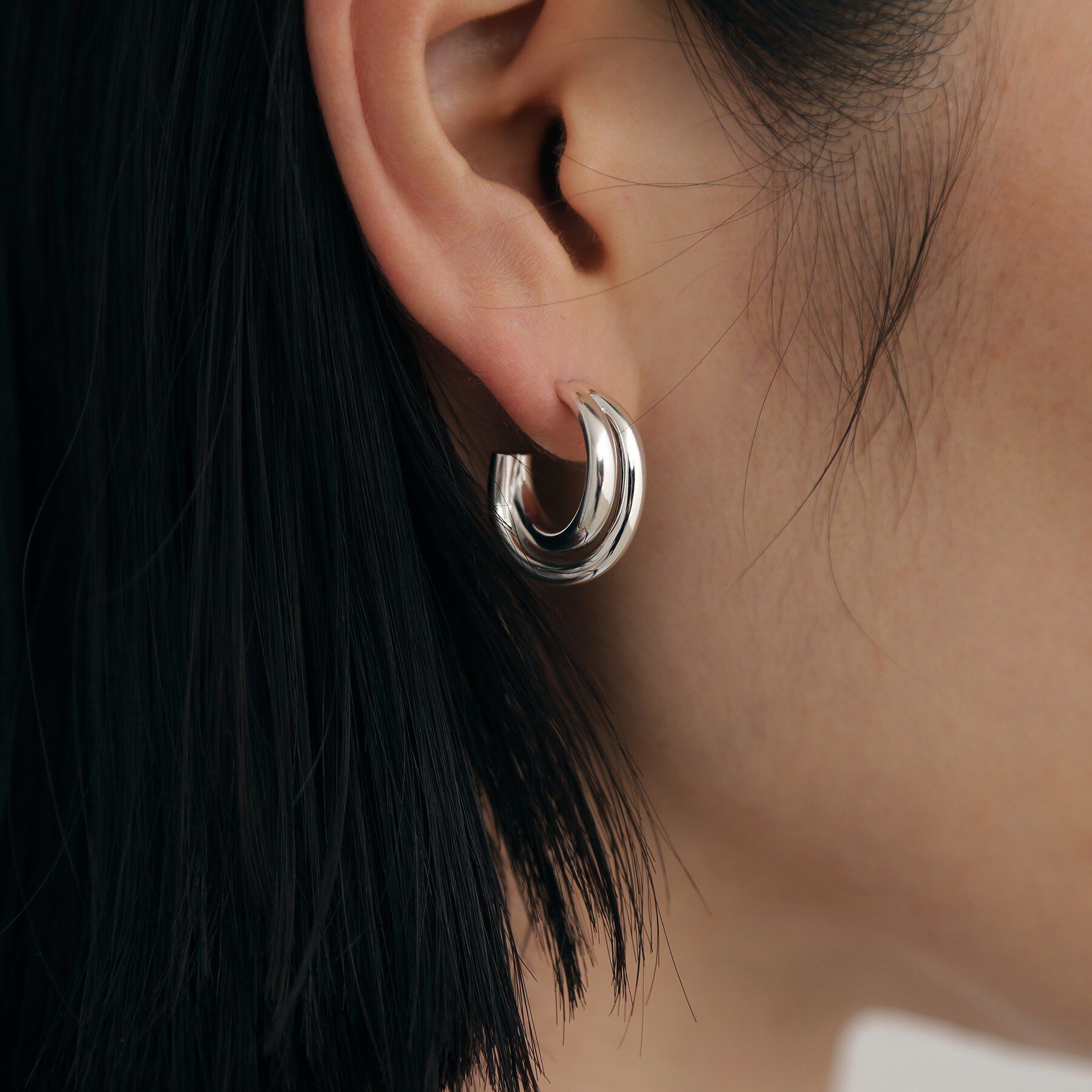 COCOSHNIK ONKITSCH「シルバー ドームクロスフープピアス」|ピアス|