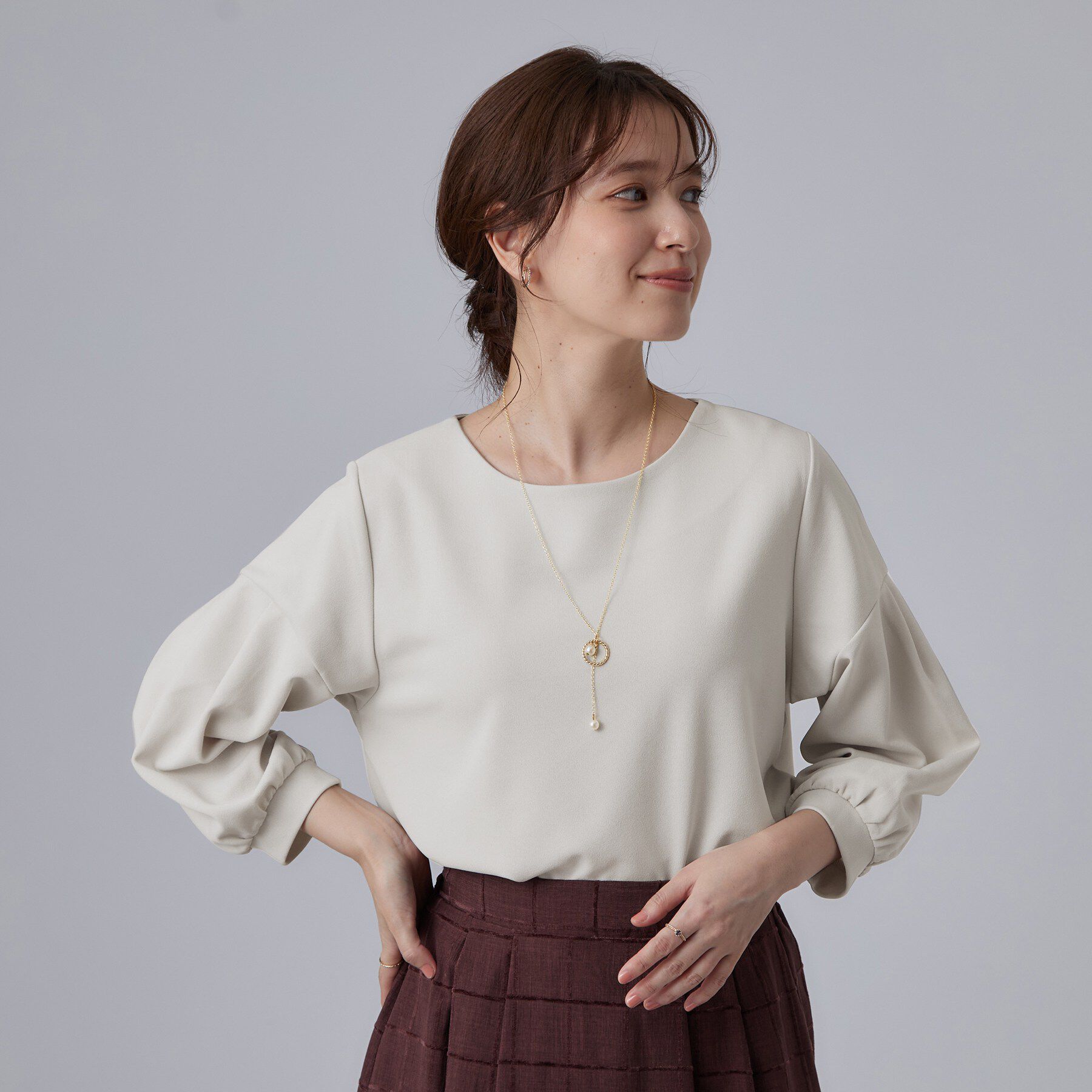 SHOO･LA･RUE「【着丈選べる/2点セット】大人のきれい見え ネックレス付き お袖タック8分袖トップス」|Tシャツ・カットソー|