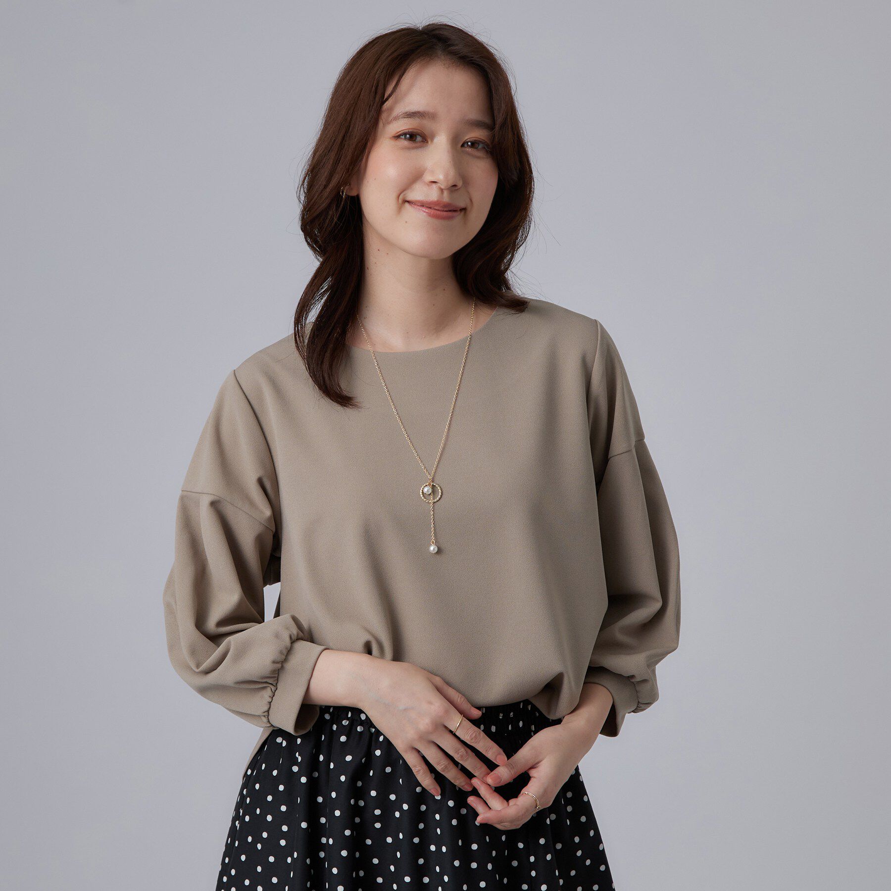 SHOO･LA･RUE「【着丈選べる/2点セット】大人のきれい見え ネックレス付き お袖タック8分袖トップス」|Tシャツ・カットソー|