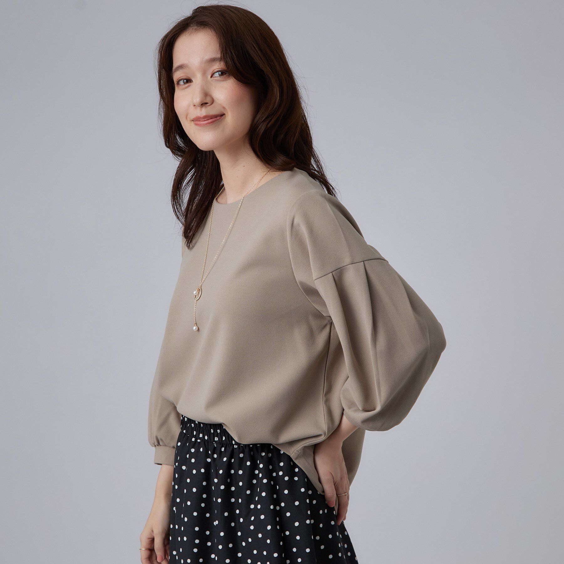 SHOO･LA･RUE「【着丈選べる/2点セット】大人のきれい見え ネックレス付き お袖タック8分袖トップス」|Tシャツ・カットソー|