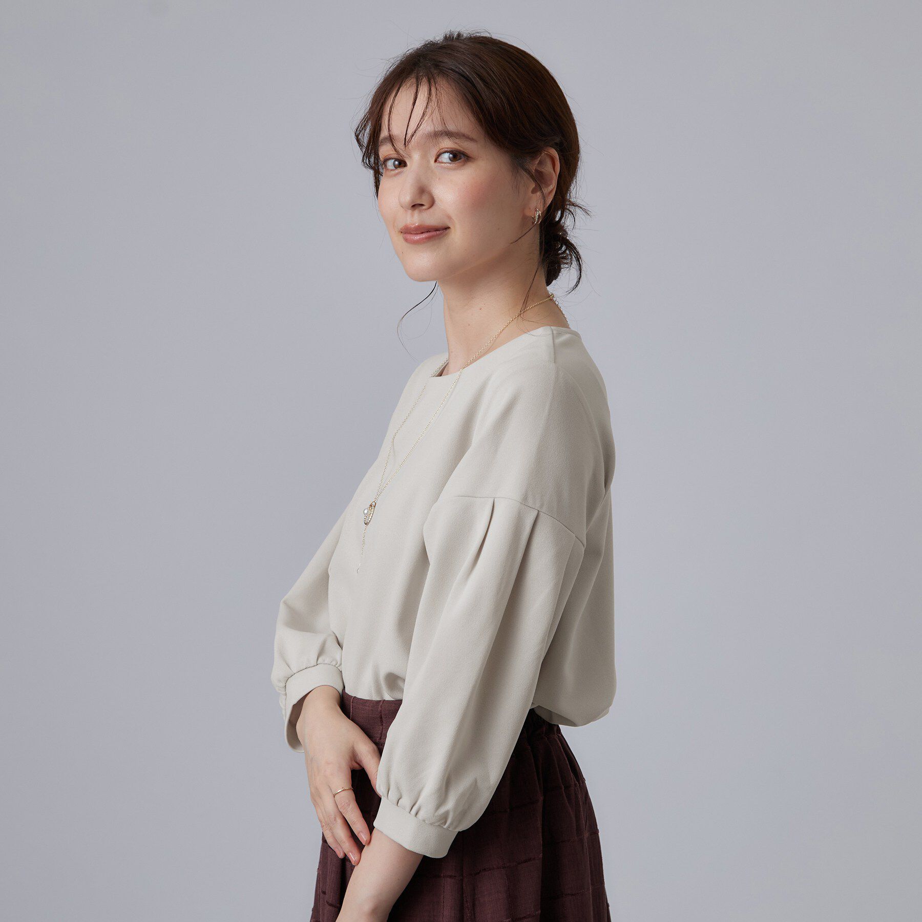 SHOO･LA･RUE「【着丈選べる/2点セット】大人のきれい見え ネックレス付き お袖タック8分袖トップス」|Tシャツ・カットソー|