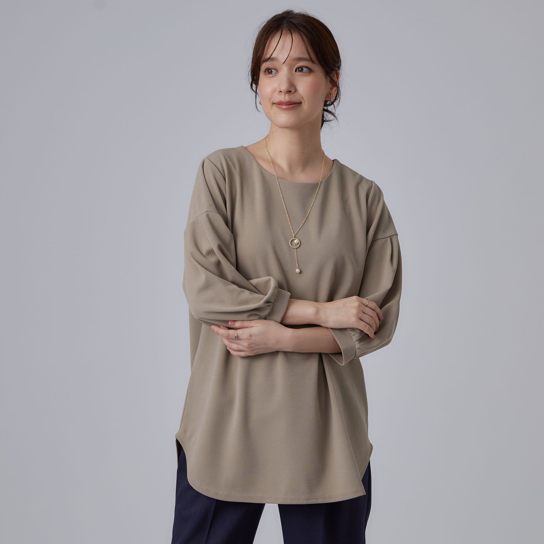 SHOO･LA･RUE「【着丈選べる/2点セット】大人のきれい見え ネックレス付き お袖タック8分袖トップス」|Tシャツ・カットソー|