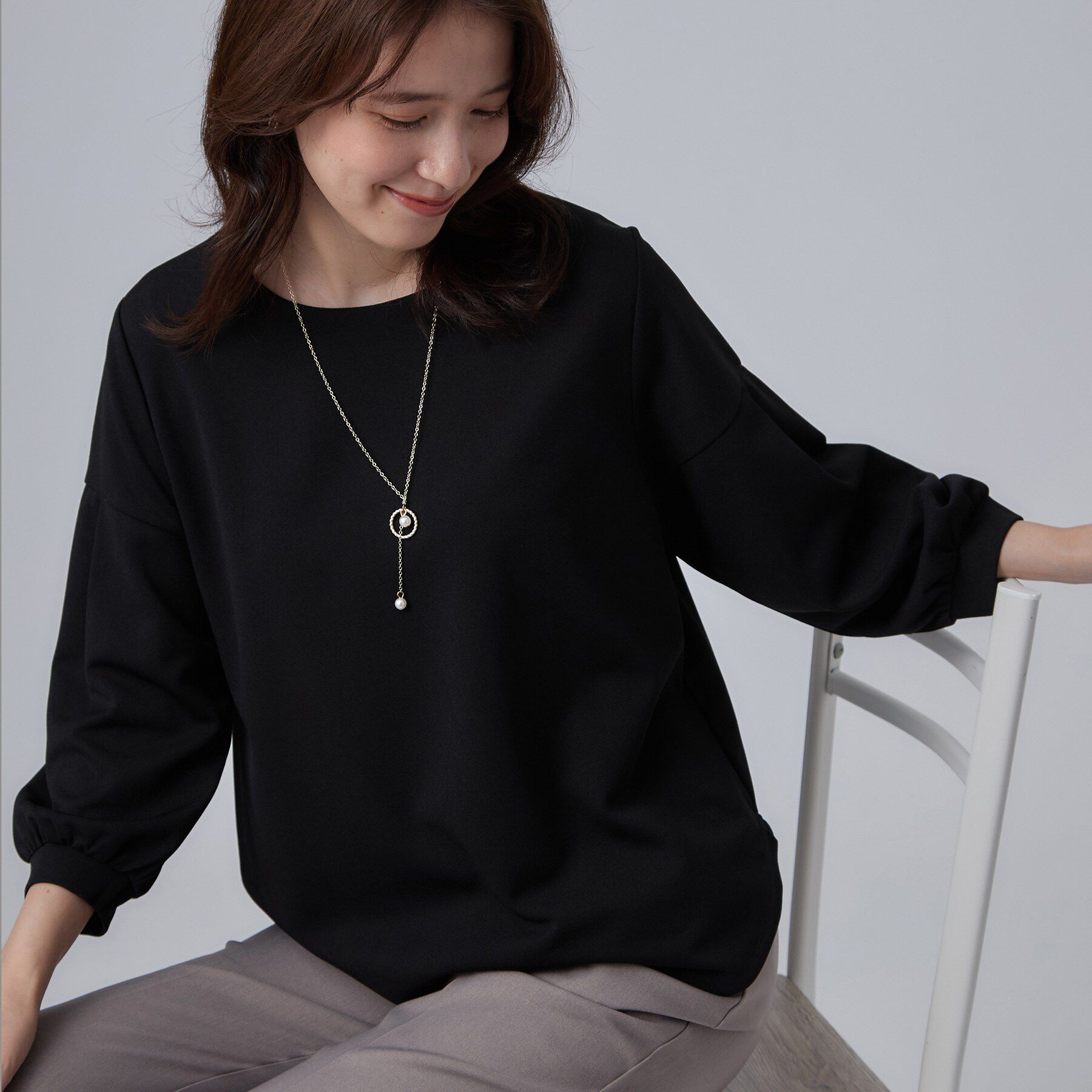 SHOO･LA･RUE「【着丈選べる/2点セット】大人のきれい見え ネックレス付き お袖タック8分袖トップス」|Tシャツ・カットソー|ブラック(019)