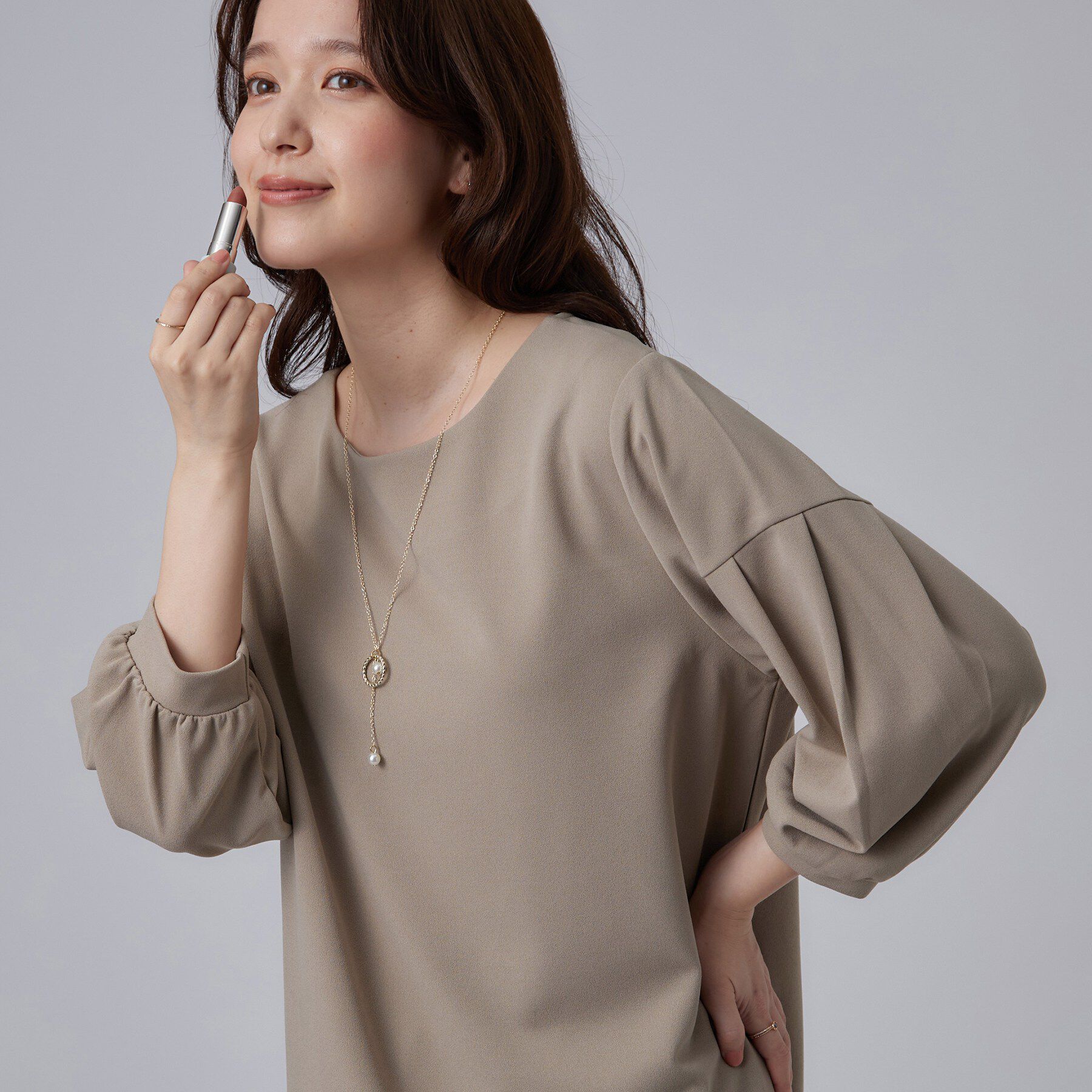 SHOO･LA･RUE「【着丈選べる/2点セット】大人のきれい見え ネックレス付き お袖タック8分袖トップス」|Tシャツ・カットソー|モカブラウン(042