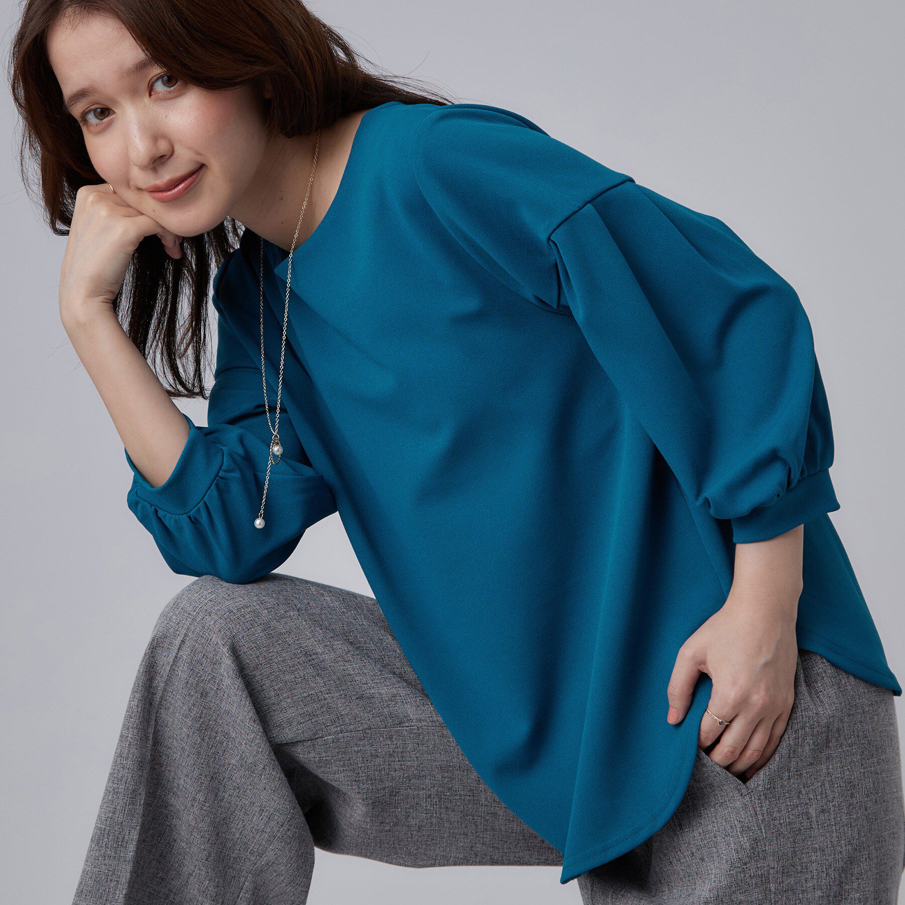 SHOO･LA･RUE「【着丈選べる/2点セット】大人のきれい見え ネックレス付き お袖タック8分袖トップス」|Tシャツ・カットソー|ブルーグリーン(09