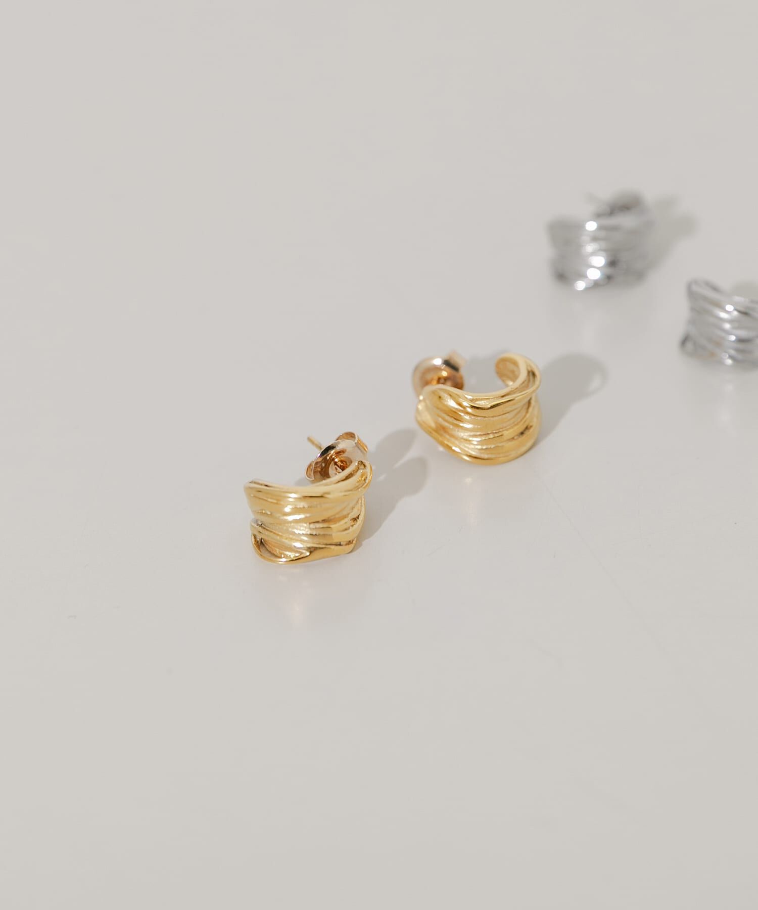 SMELLY「ステンレスウェーブメタルピアス」|ピアス|