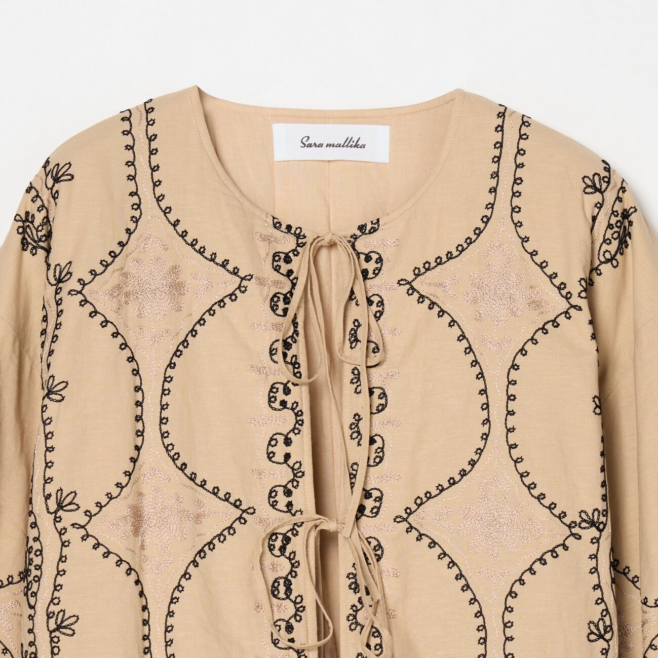  「SARA MALLIKA COTTON LINEN AARI EMBROIDERY JACKET」|デニムジャケット|