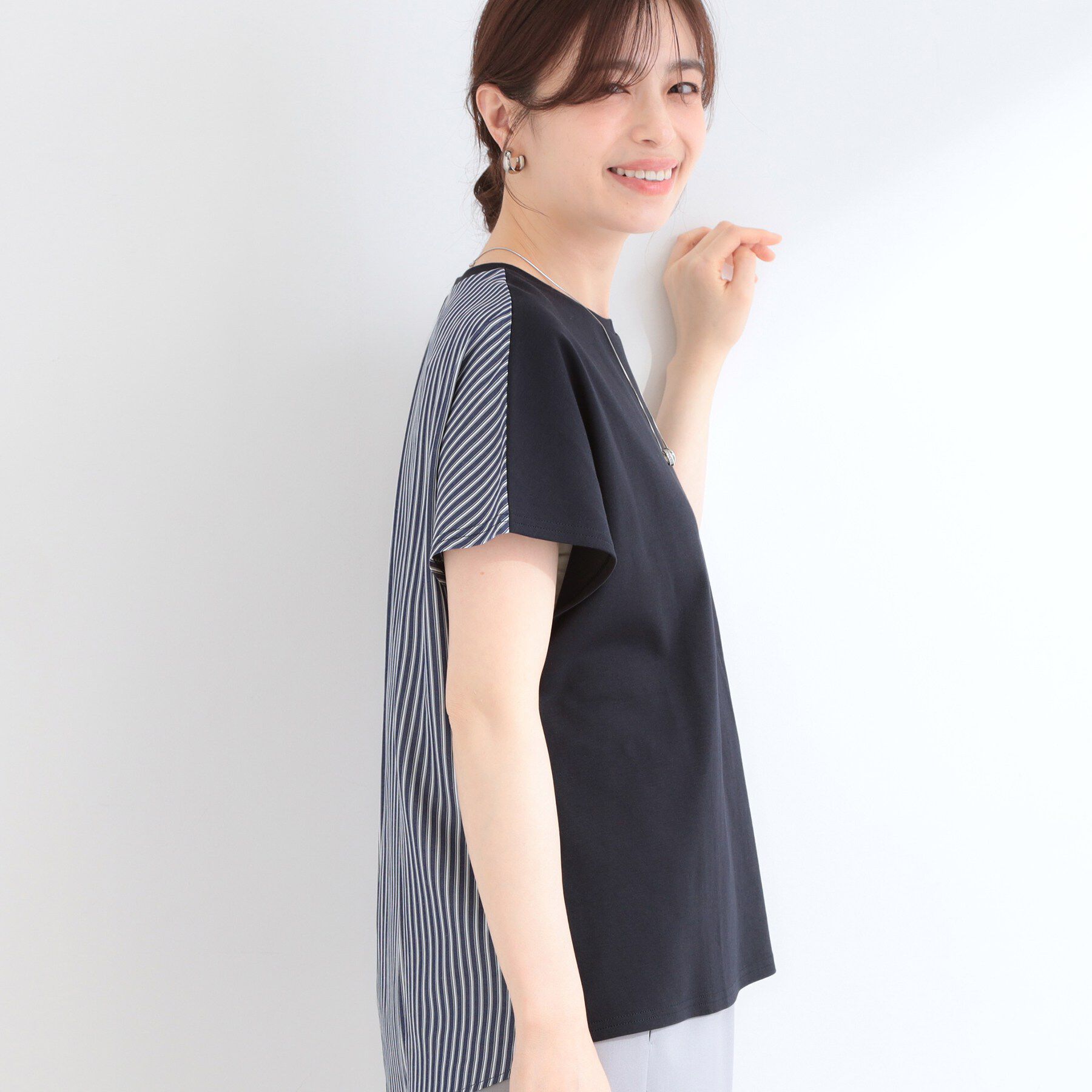 SHOO･LA･RUE「【体型カバー/S-LL】インせず着られる ひんやりシャツ素材切替Tシャツ」|Tシャツ・カットソー|ネイビー(394)