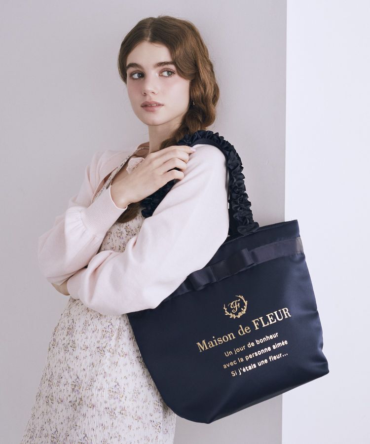 Maison de FLEUR「【Mサイズ/A4対応】ブランドロゴフリルハンドルトートMバッグ」|トートバッグ|ネイビー
