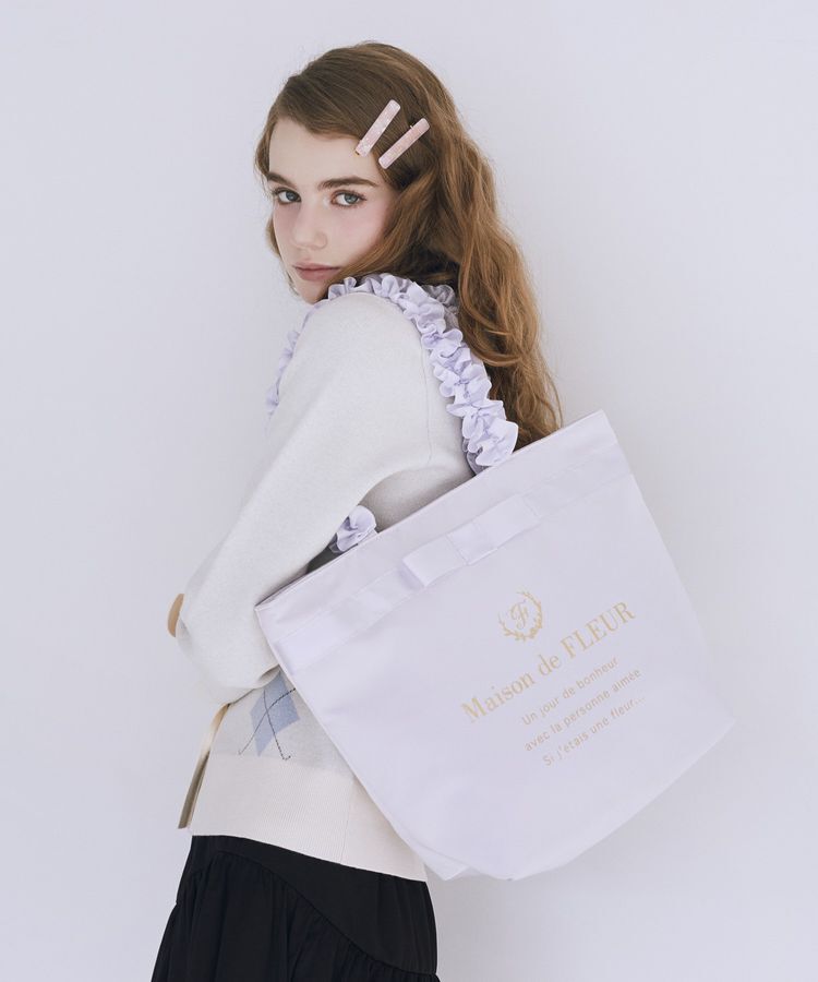 Maison de FLEUR「【Mサイズ/A4対応】ブランドロゴフリルハンドルトートMバッグ」|トートバッグ|ラベンダー