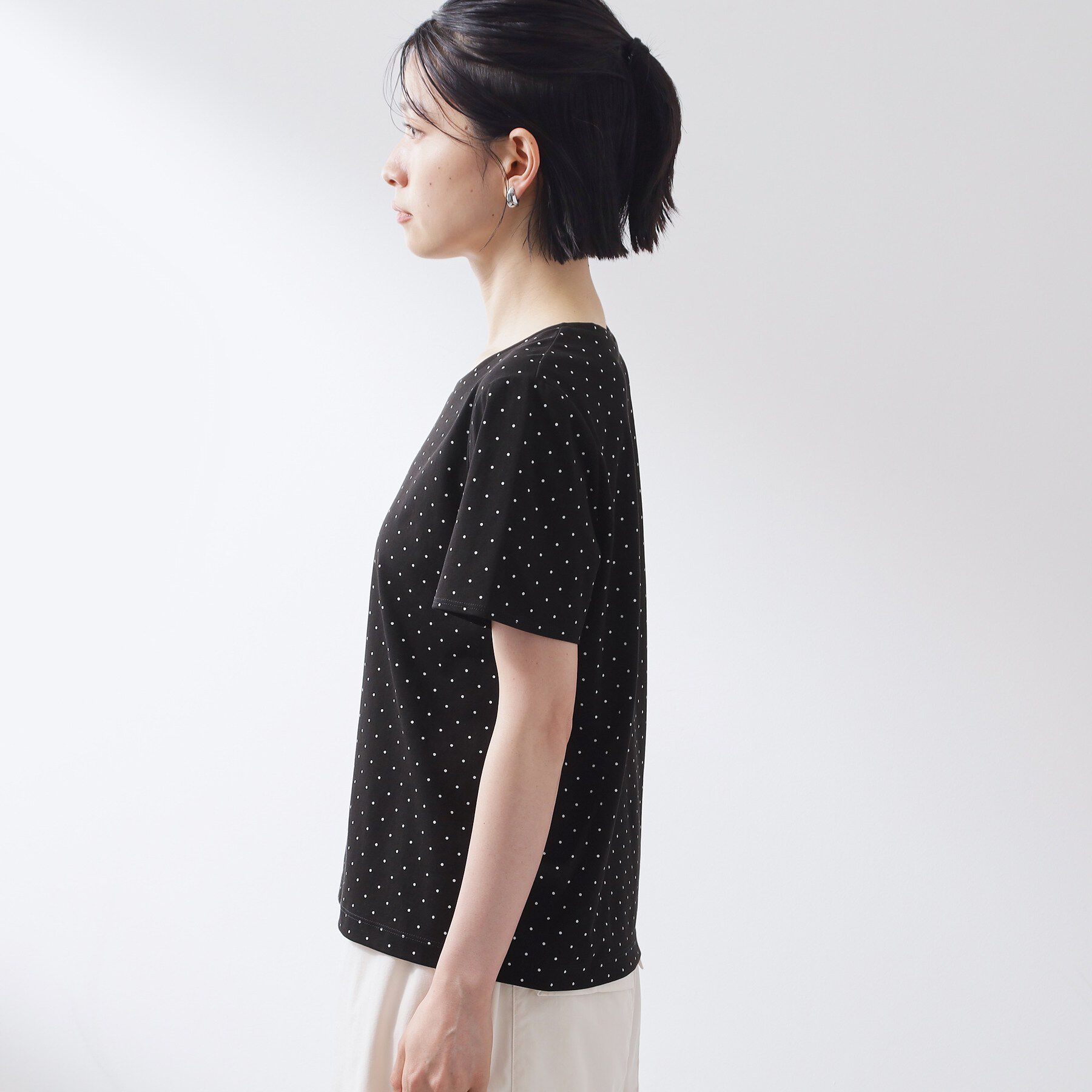 THE SHOP TK「大人にちょうどいい チャーム付きドット柄Tシャツ」|Tシャツ・カットソー|
