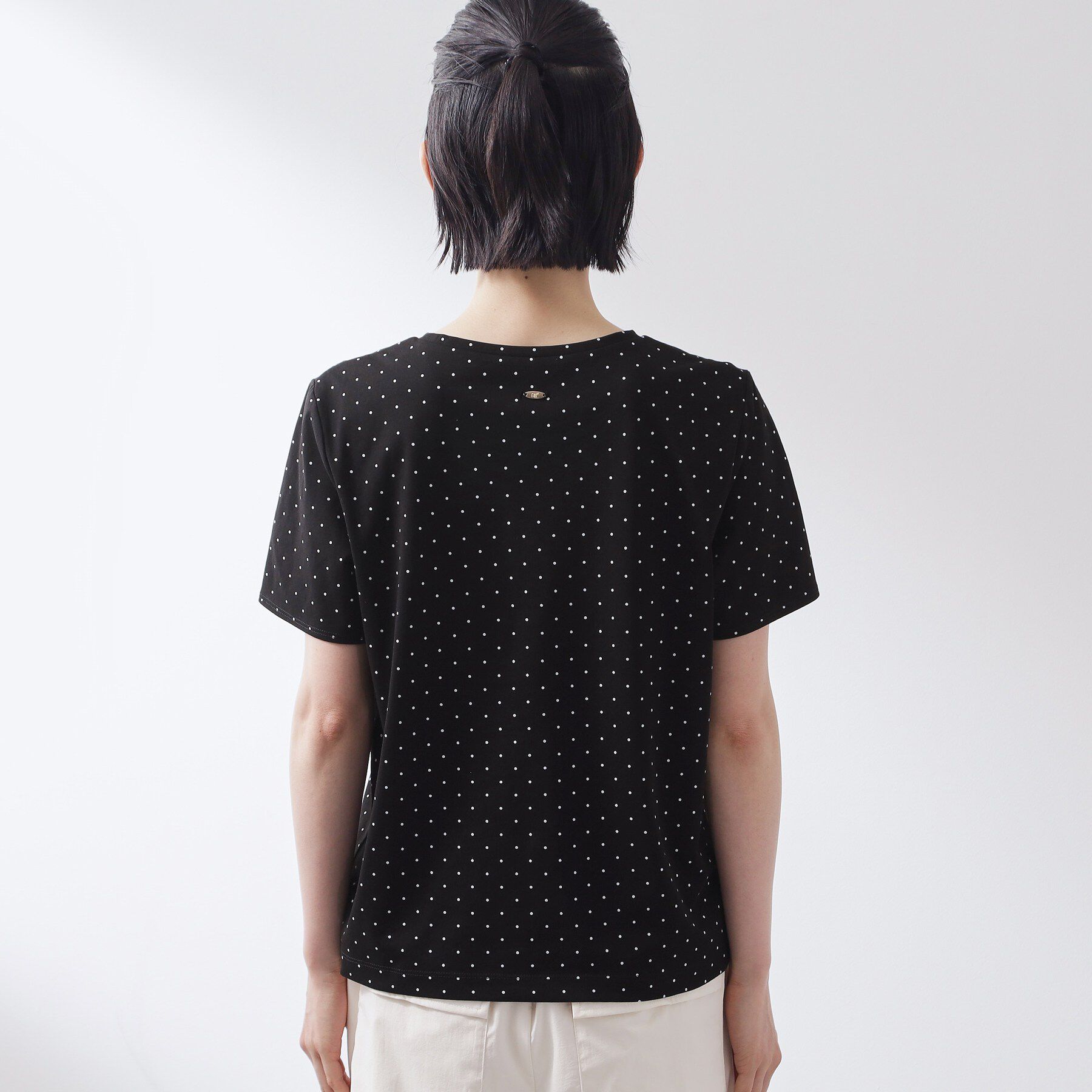 THE SHOP TK「大人にちょうどいい チャーム付きドット柄Tシャツ」|Tシャツ・カットソー|