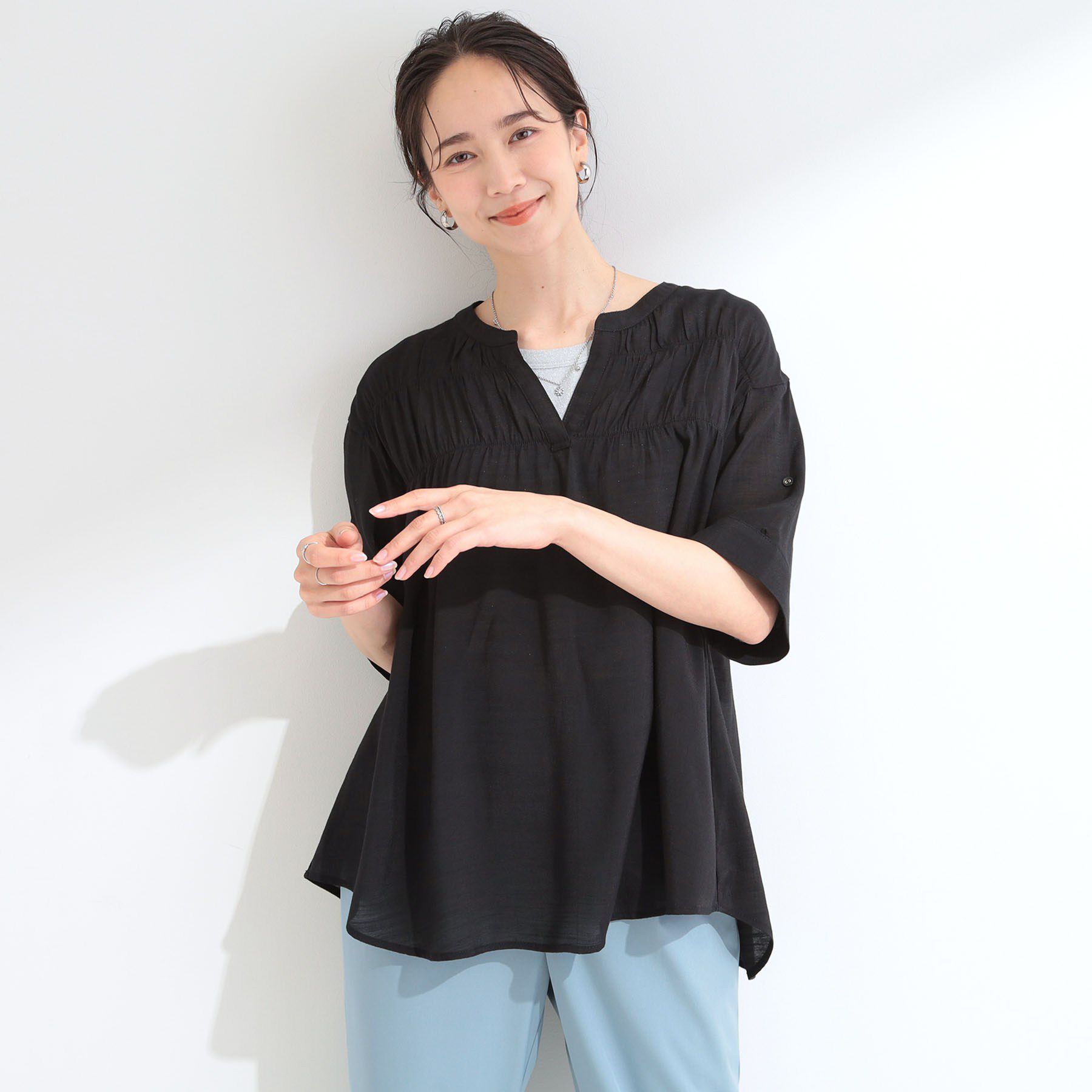 SHOO･LA･RUE「【ひんやり/UV】お袖の長さが調整出来る シャーリングスキッパーブラウス」|シャツ・ブラウス|