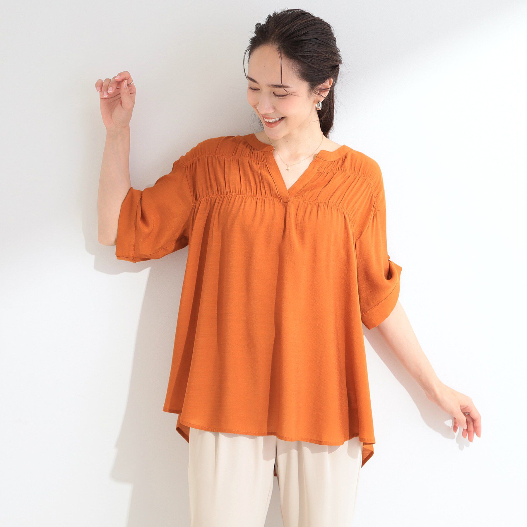 SHOO･LA･RUE「【ひんやり/UV】お袖の長さが調整出来る シャーリングスキッパーブラウス」|シャツ・ブラウス|