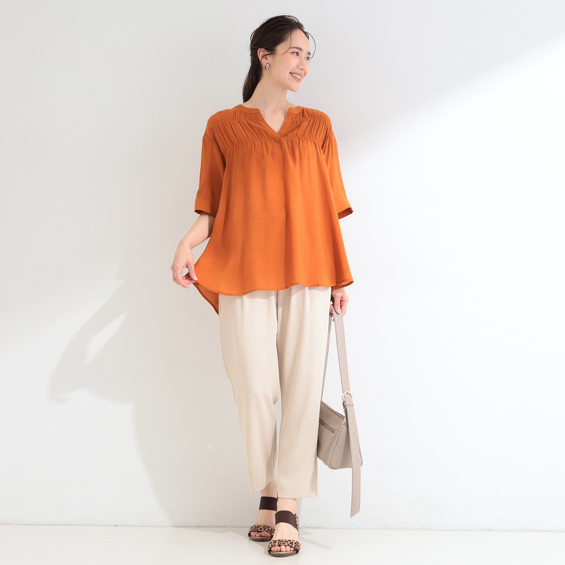 SHOO･LA･RUE「【ひんやり/UV】お袖の長さが調整出来る シャーリングスキッパーブラウス」|シャツ・ブラウス|