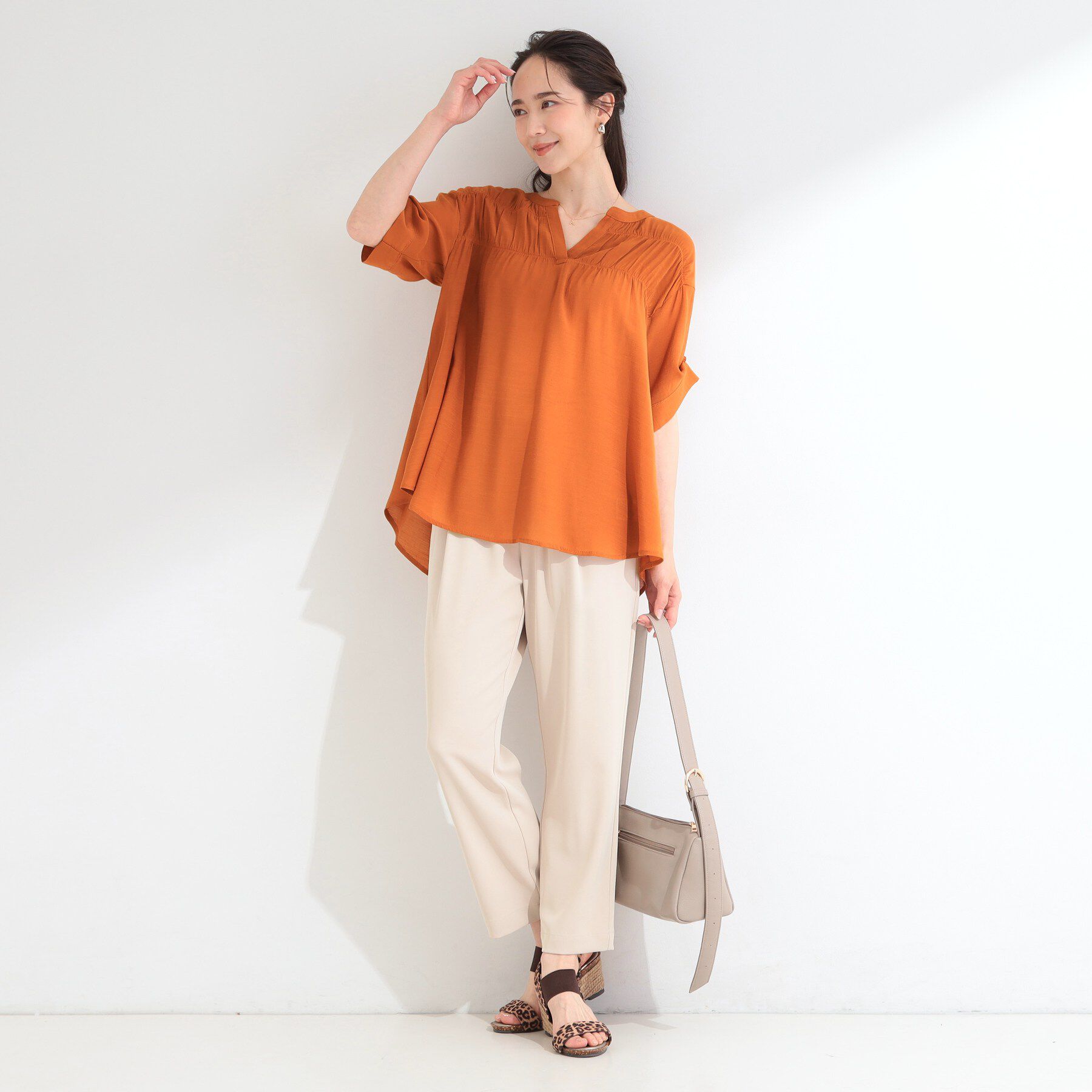 SHOO･LA･RUE「【ひんやり/UV】お袖の長さが調整出来る シャーリングスキッパーブラウス」|シャツ・ブラウス|