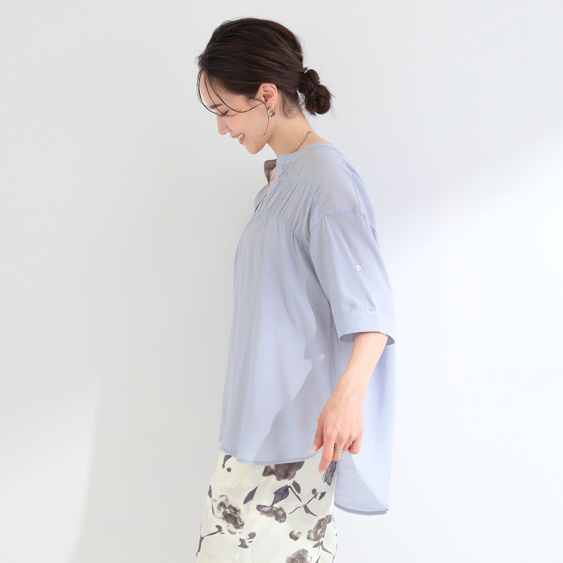 SHOO･LA･RUE「【ひんやり/UV】お袖の長さが調整出来る シャーリングスキッパーブラウス」|シャツ・ブラウス|