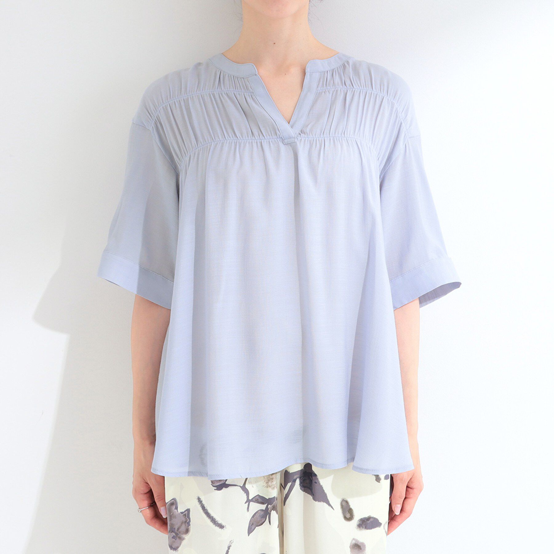 SHOO･LA･RUE「【ひんやり/UV】お袖の長さが調整出来る シャーリングスキッパーブラウス」|シャツ・ブラウス|