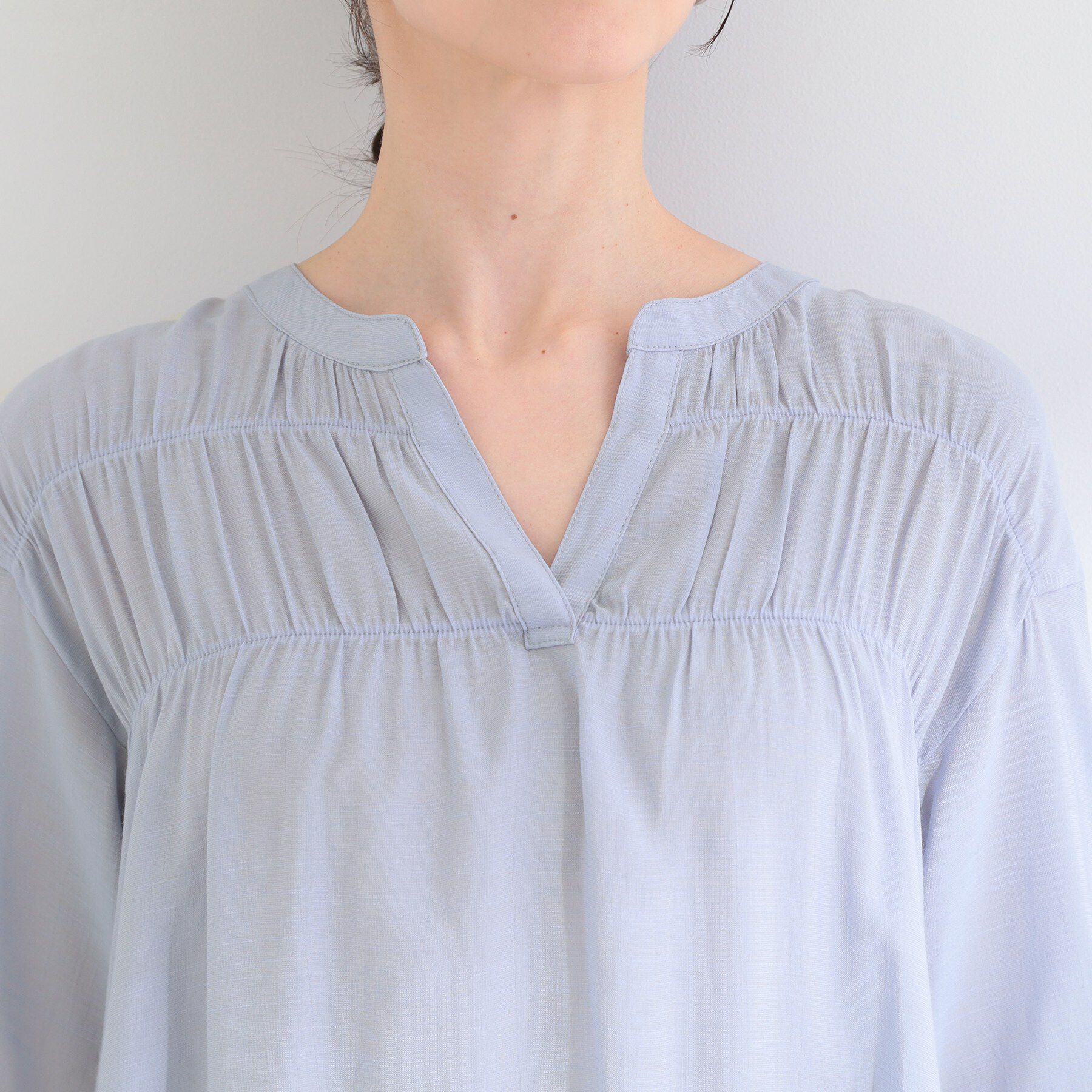 SHOO･LA･RUE「【ひんやり/UV】お袖の長さが調整出来る シャーリングスキッパーブラウス」|シャツ・ブラウス|