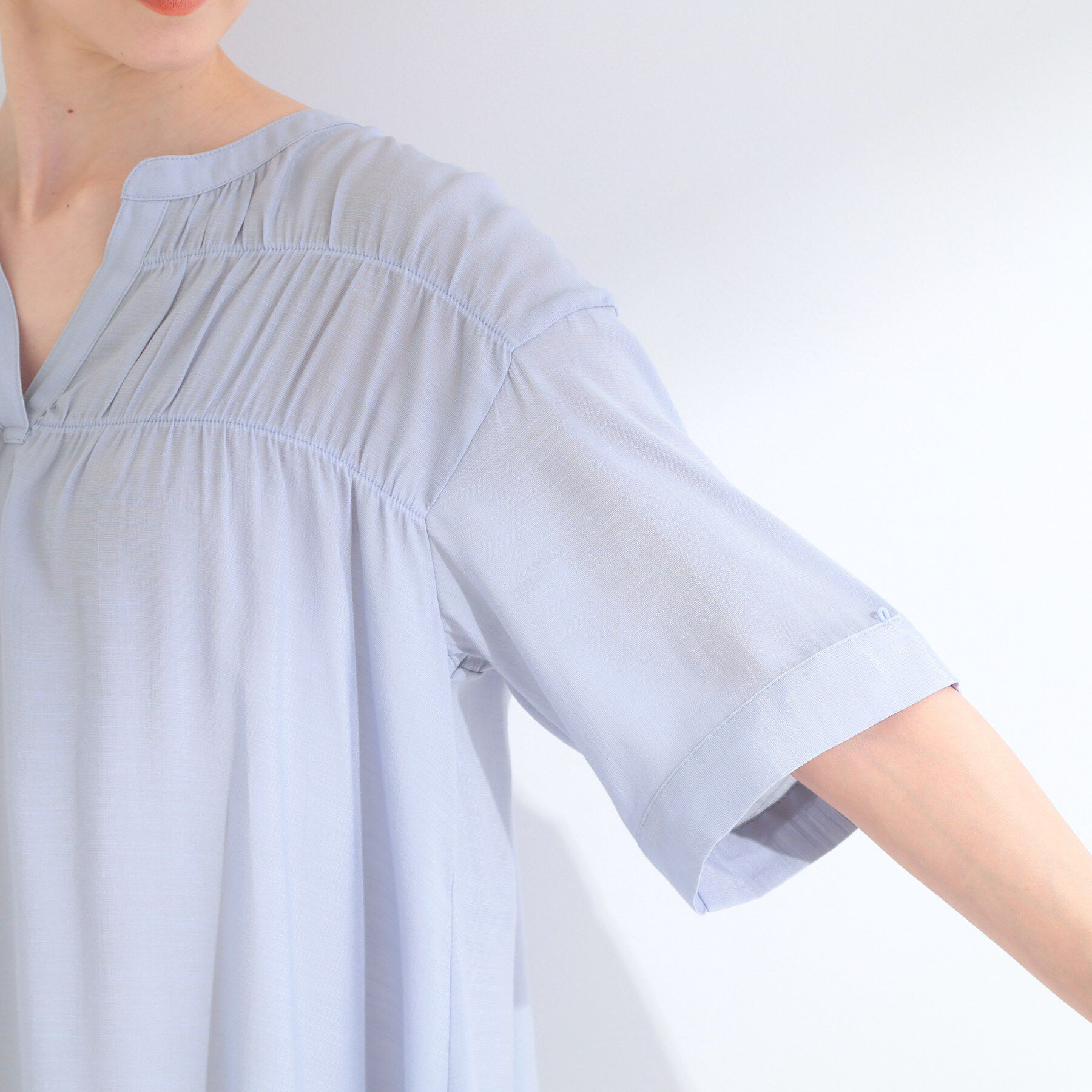 SHOO･LA･RUE「【ひんやり/UV】お袖の長さが調整出来る シャーリングスキッパーブラウス」|シャツ・ブラウス|