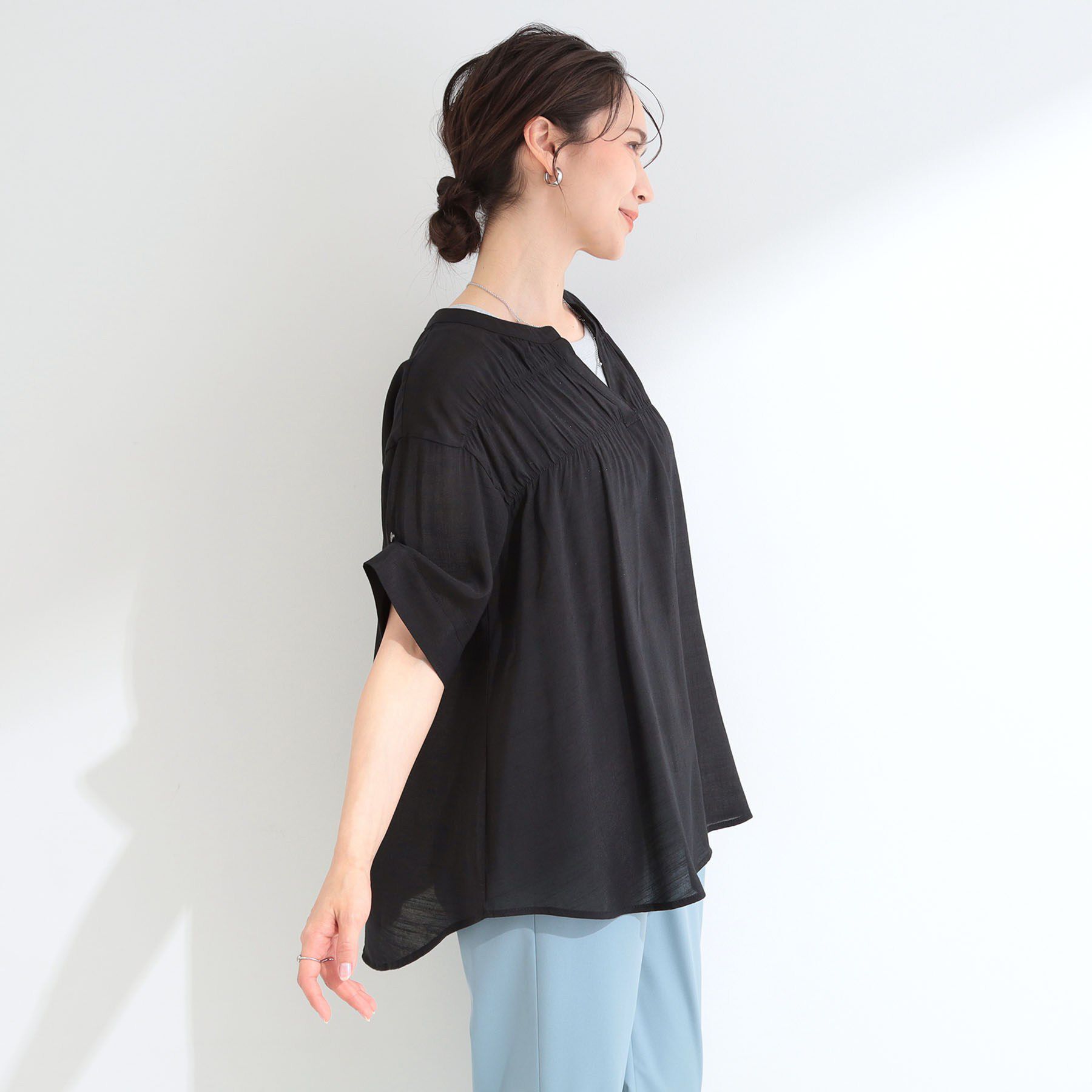 SHOO･LA･RUE「【ひんやり/UV】お袖の長さが調整出来る シャーリングスキッパーブラウス」|シャツ・ブラウス|