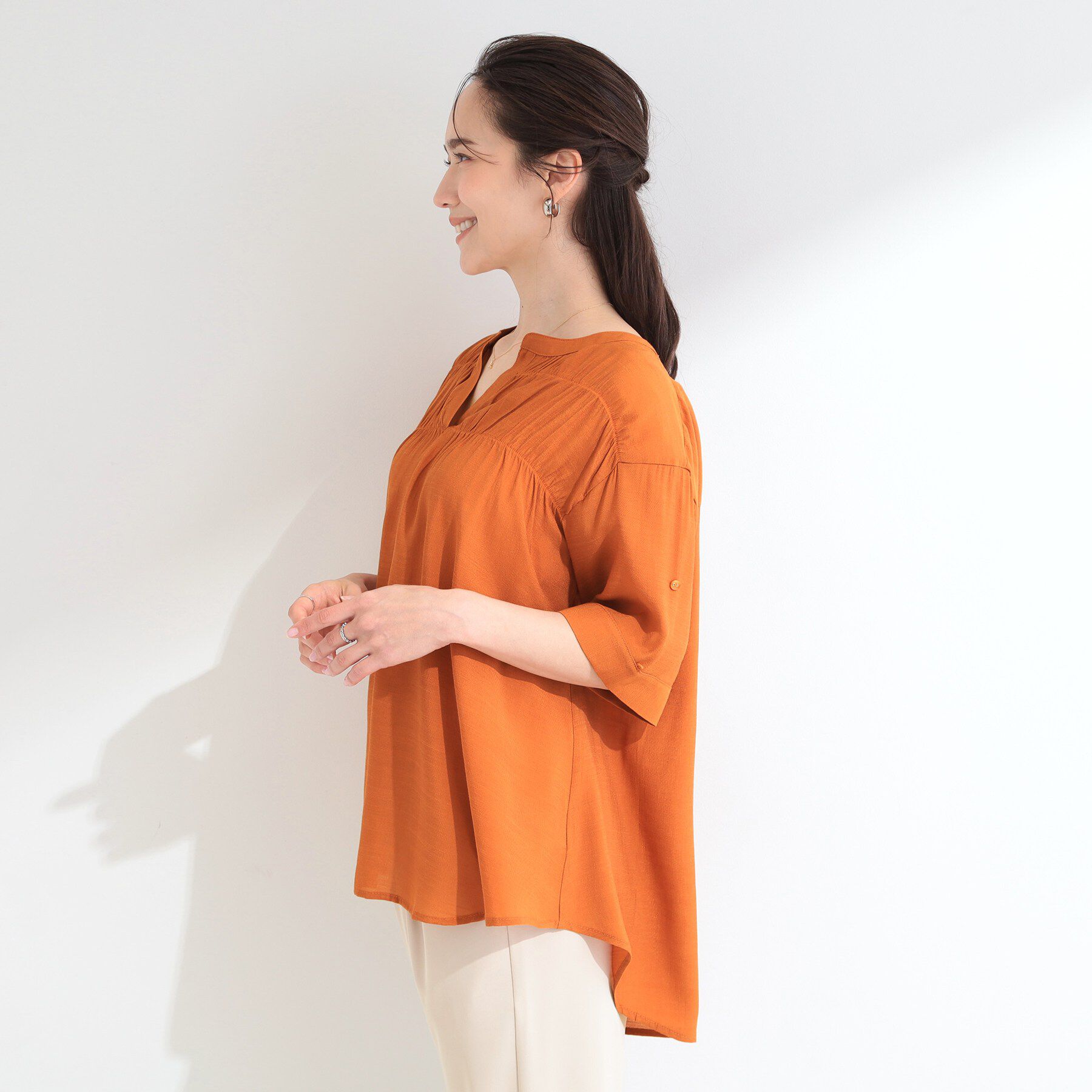SHOO･LA･RUE「【ひんやり/UV】お袖の長さが調整出来る シャーリングスキッパーブラウス」|シャツ・ブラウス|