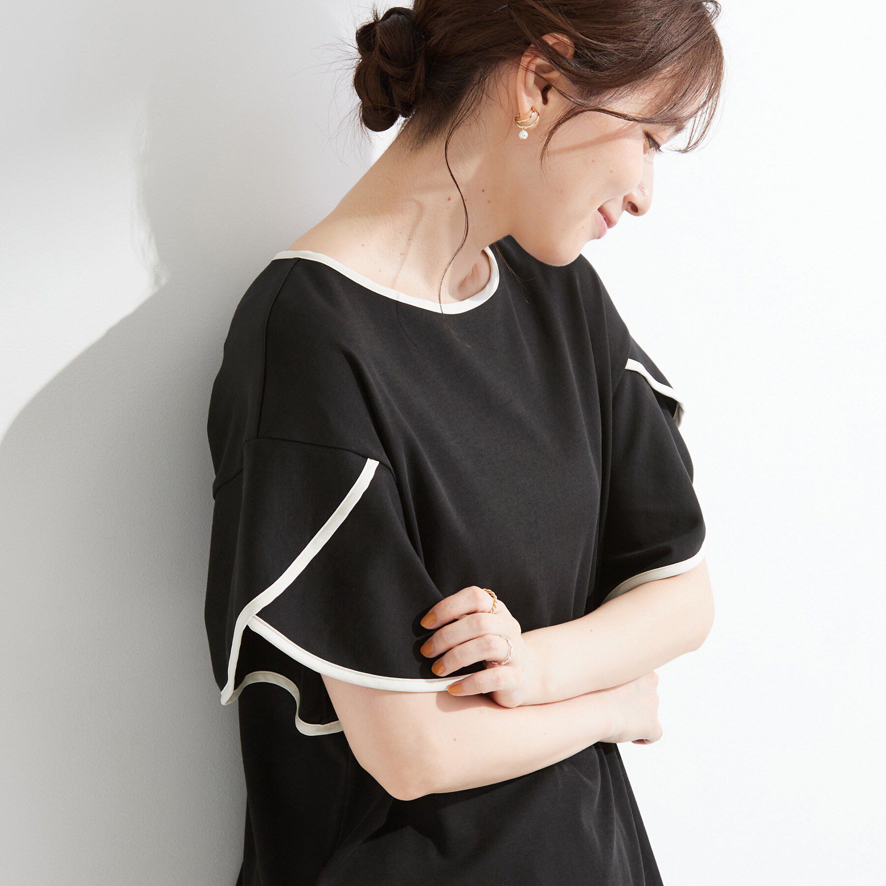 SHOO･LA･RUE「【ひんやり/洗濯機可/S-LL】配色パイピング フレアスリーブトップス」|Tシャツ・カットソー|ブラック(519)