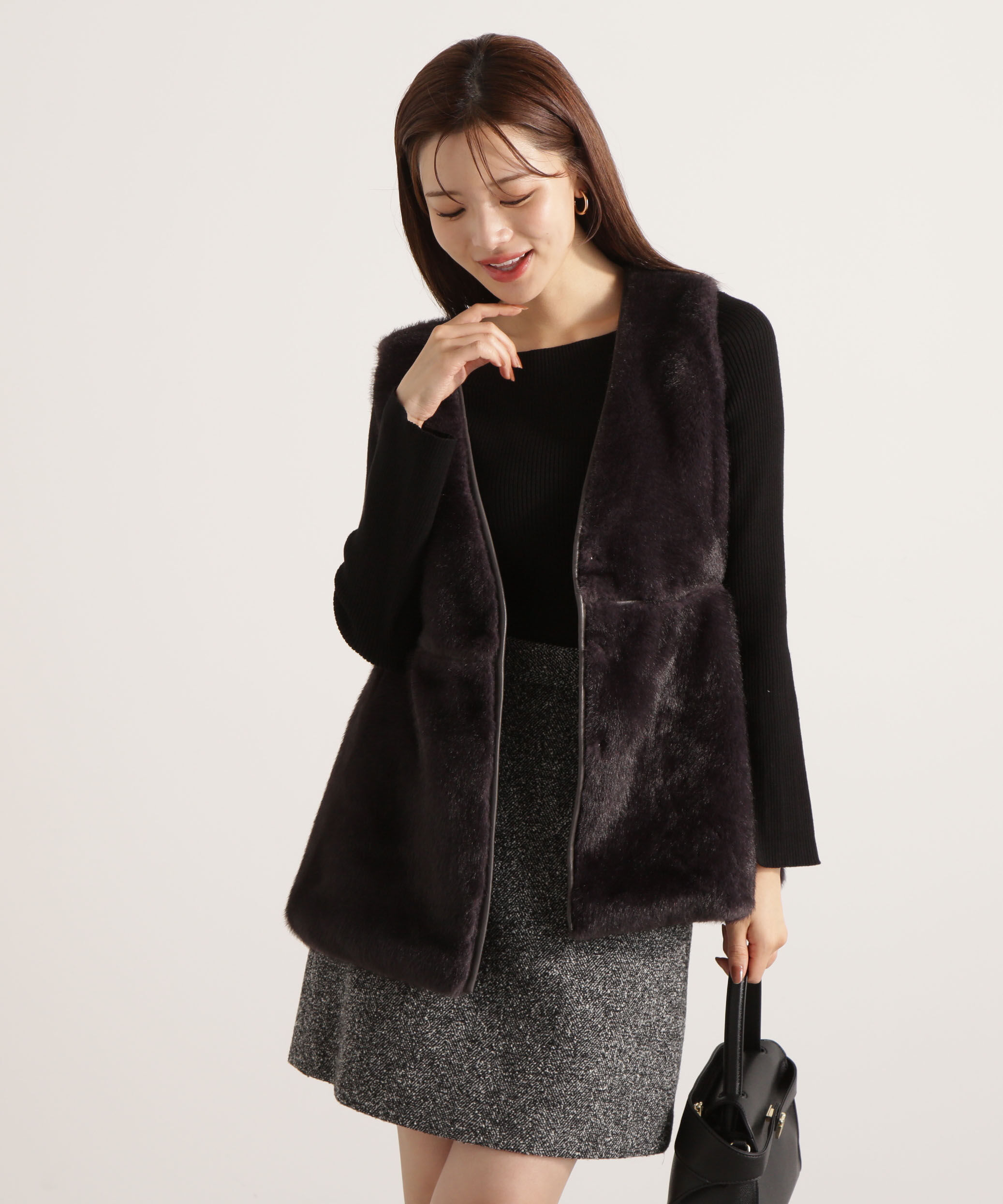 PROPORTION BODY DRESSING「フェイクファーペプラムジレ 25AW」|ブルゾン・スタジャン|チャコール2