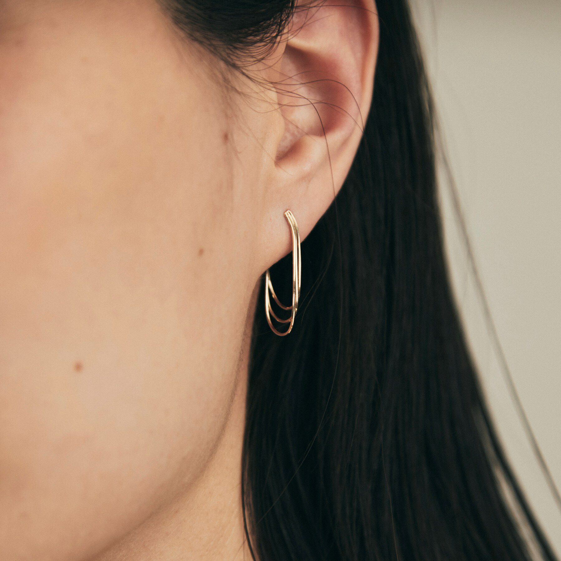 COCOSHNIK「K10コンパクト3連チェーン フープピアス」|ピアス|