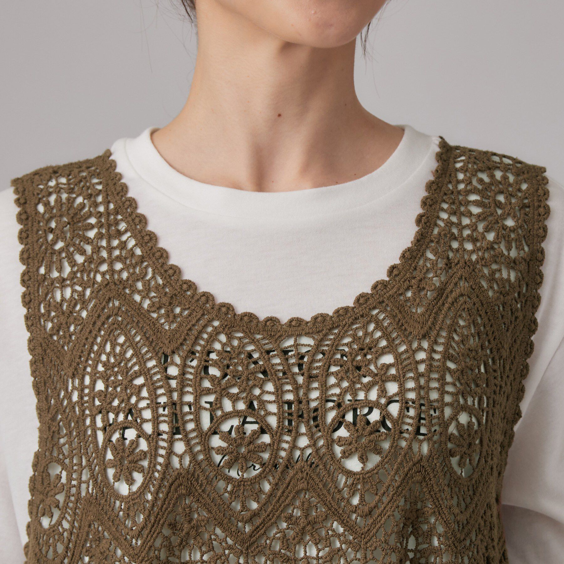 SHOO･LA･RUE「【2点セット/体型カバー】クロシェ編みベスト+ロゴT」|Tシャツ・カットソー|