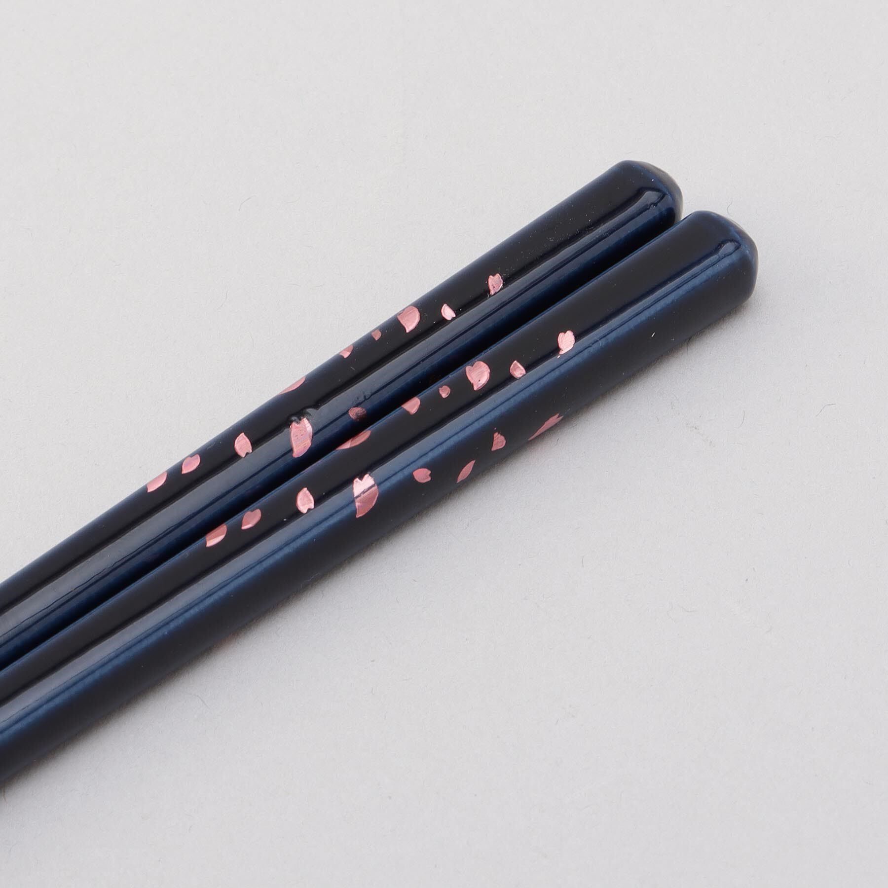 212 KITCHEN STORE「ほんとうにすべらないお箸 23cm 桜舞うブルー」|食器・キッチングッズ|