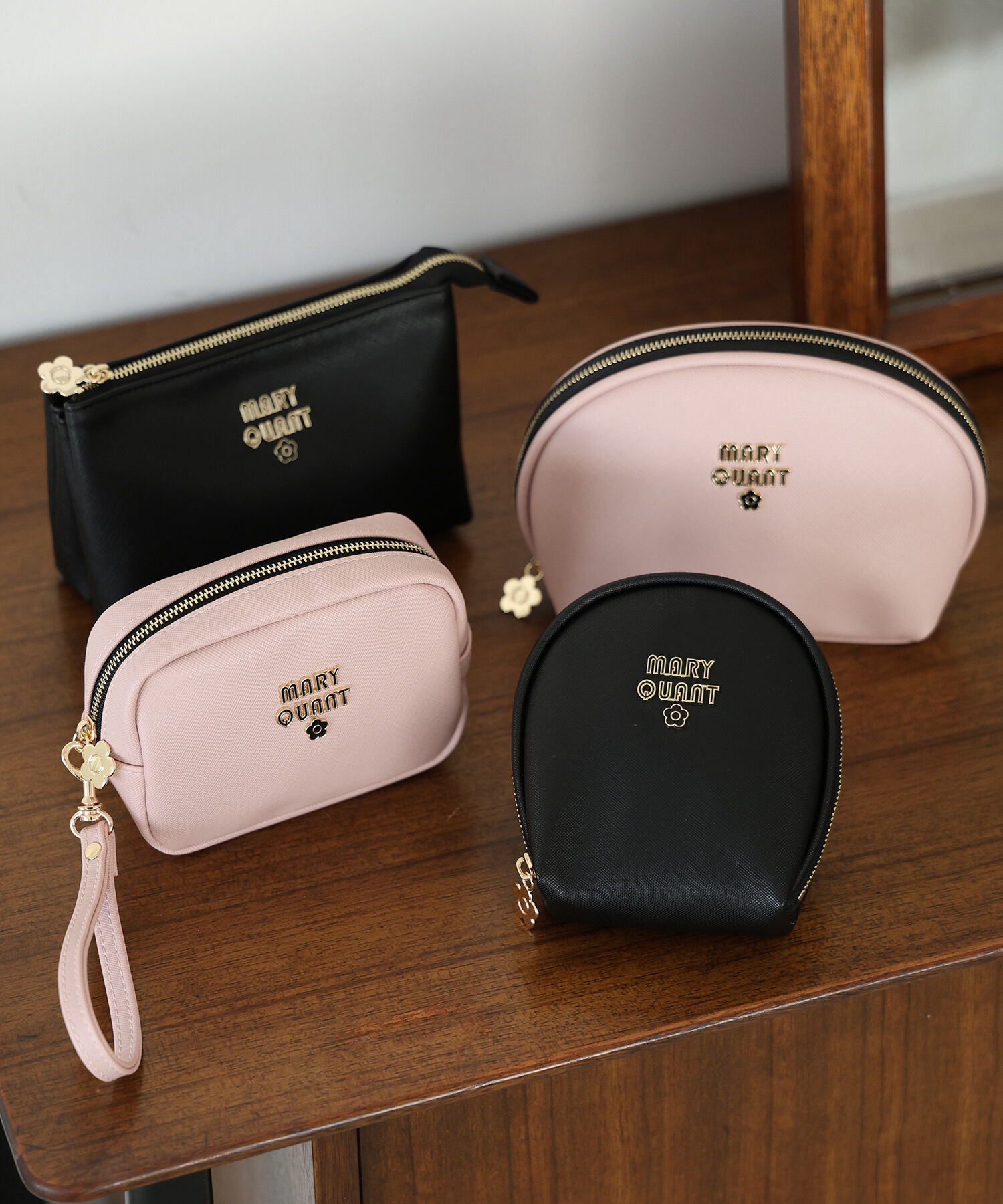 MARY QUANT「レトロロゴエポ ミニマルポーチ」|ポーチ|