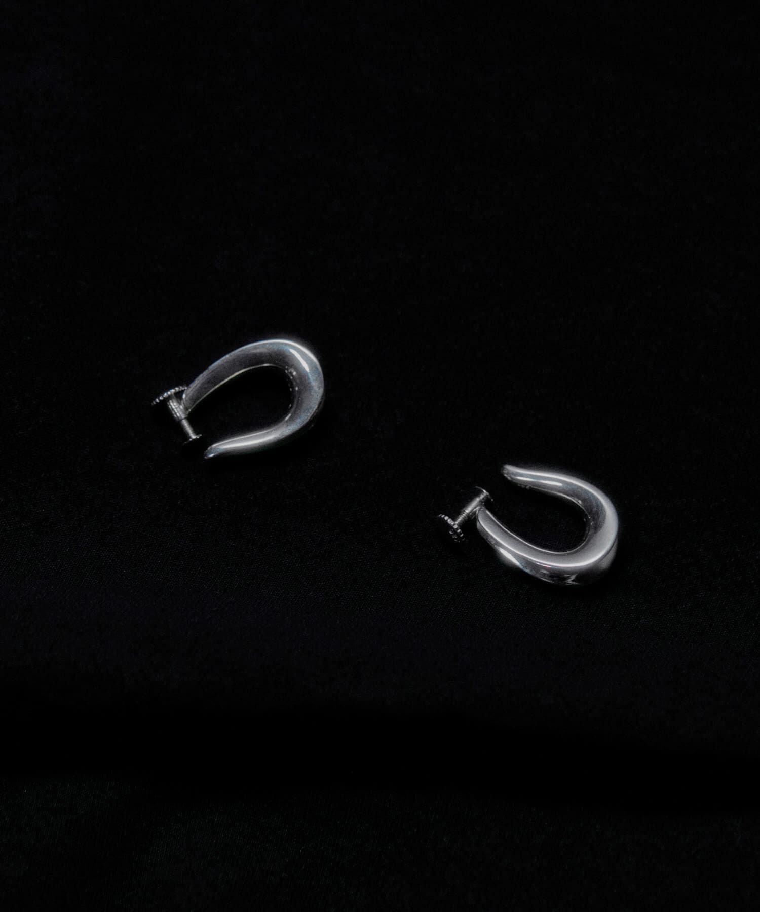 SMELLY「SMELLY so&rsquo;　curve earring」|イヤリング|